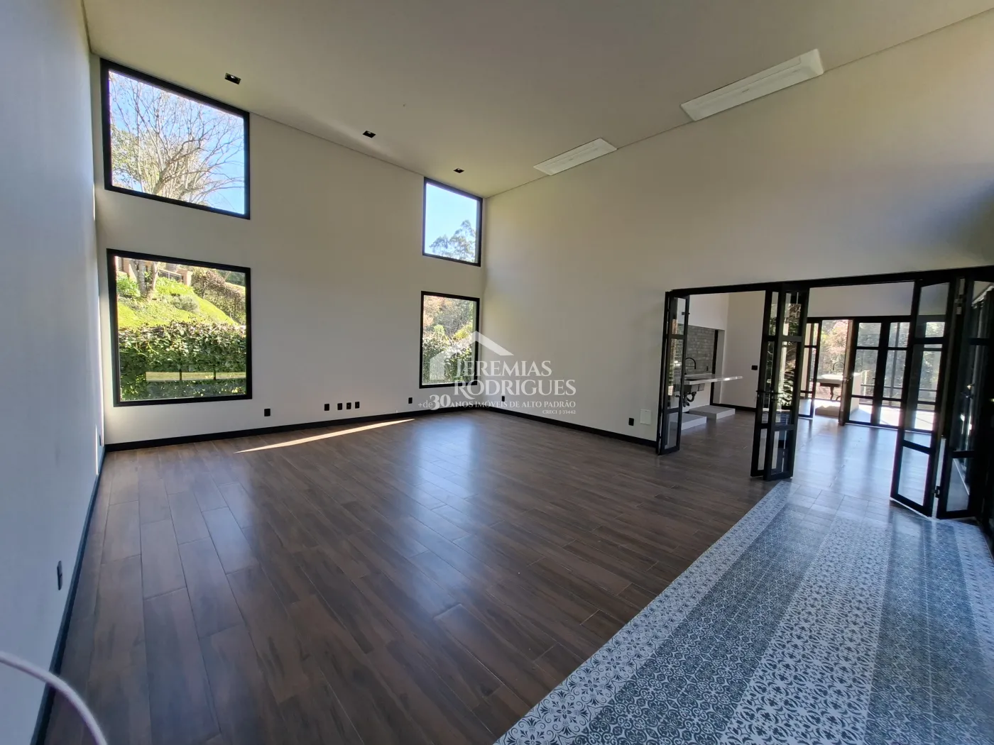 Casa à venda com 4 dormitórios, no Condomínio Parque da Mantiqueira em Santo Antônio do Pinhal/SP.