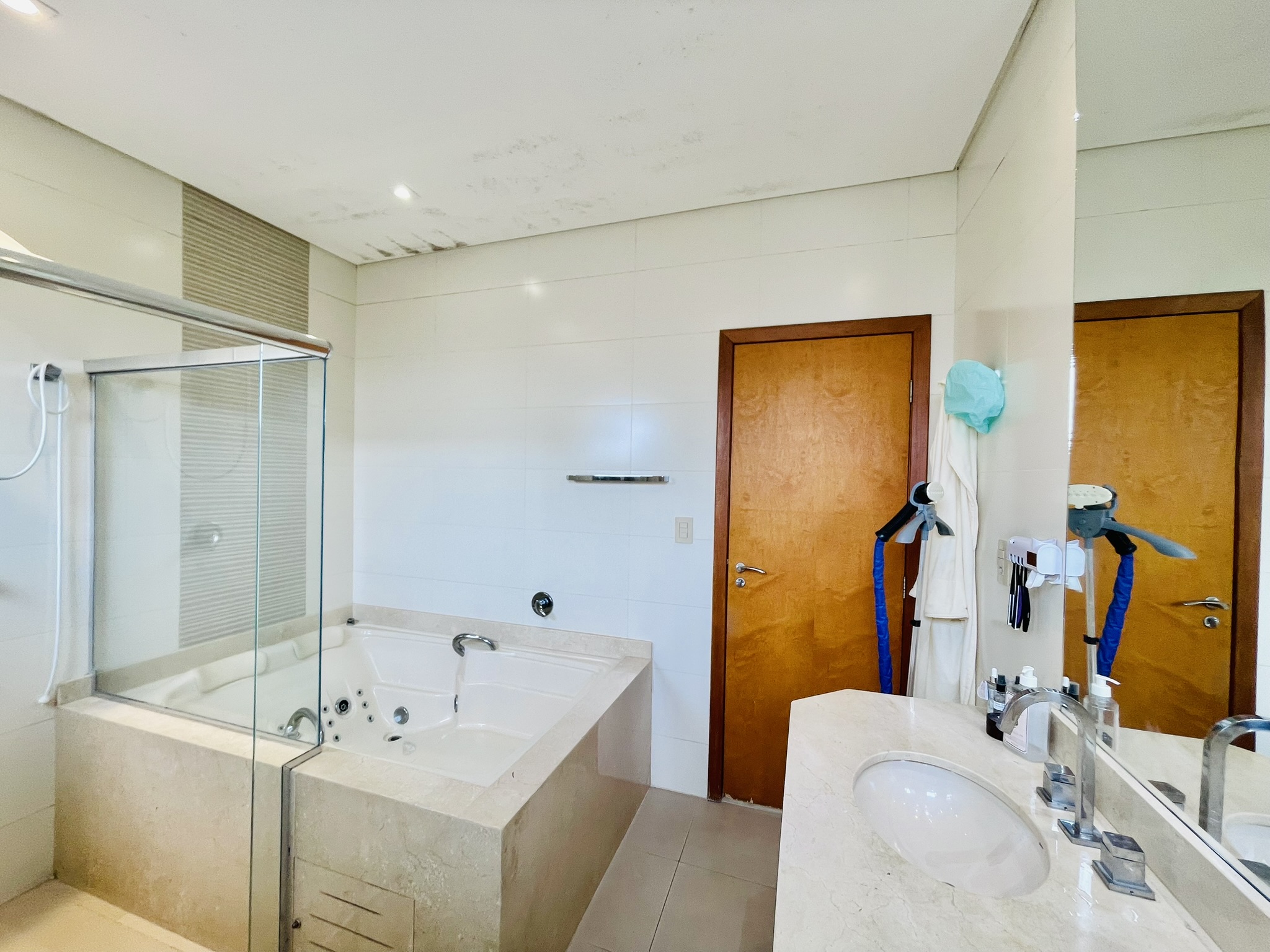 Casa para venda com 4 dormitórios no Condomínio Campos Do Conde I em Tremembé/SP