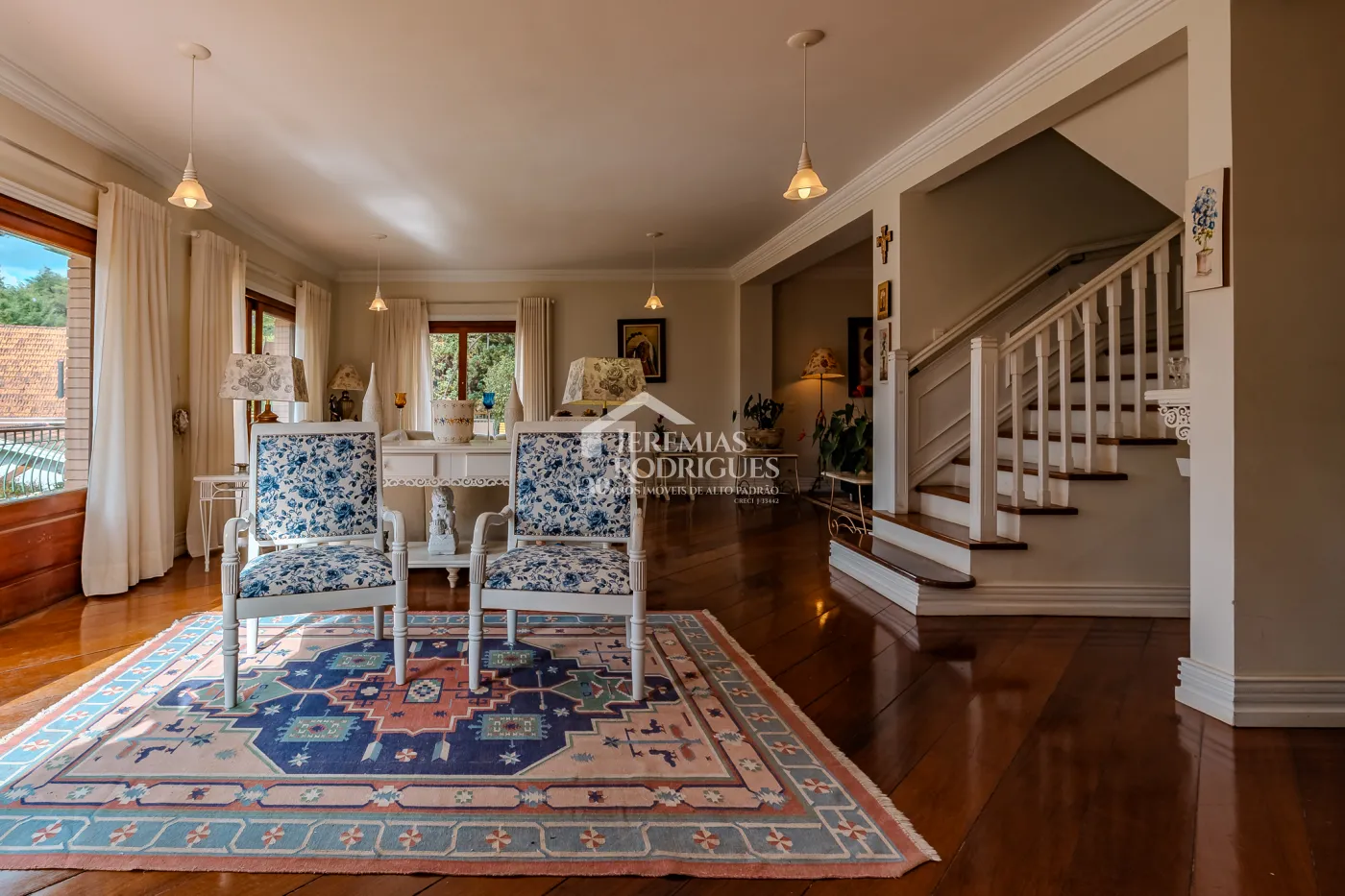 Casa para venda e locação com 5 suítes no Jardim Véu da Noiva em Campos do Jordão/SP