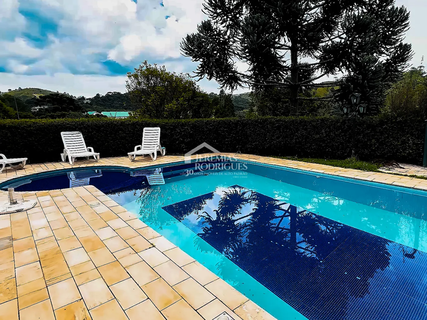 Casa à venda com 5 dormitórios no Condomínio Residencial Gran Ville em Campos do Jordão/SP.