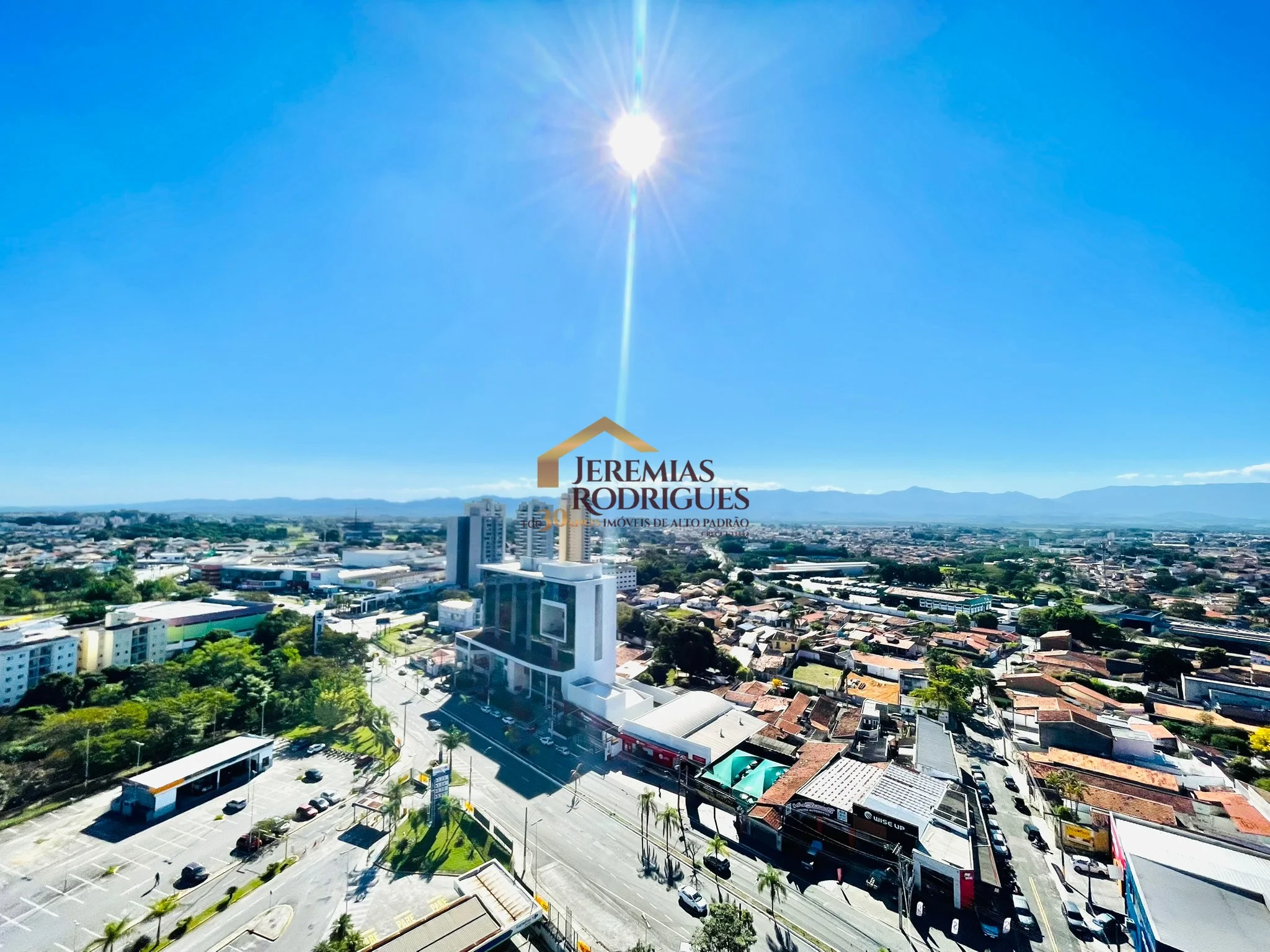 Cobertura Duplex semimobiliada para locação no Edifício Village Towers em Taubaté/SP.