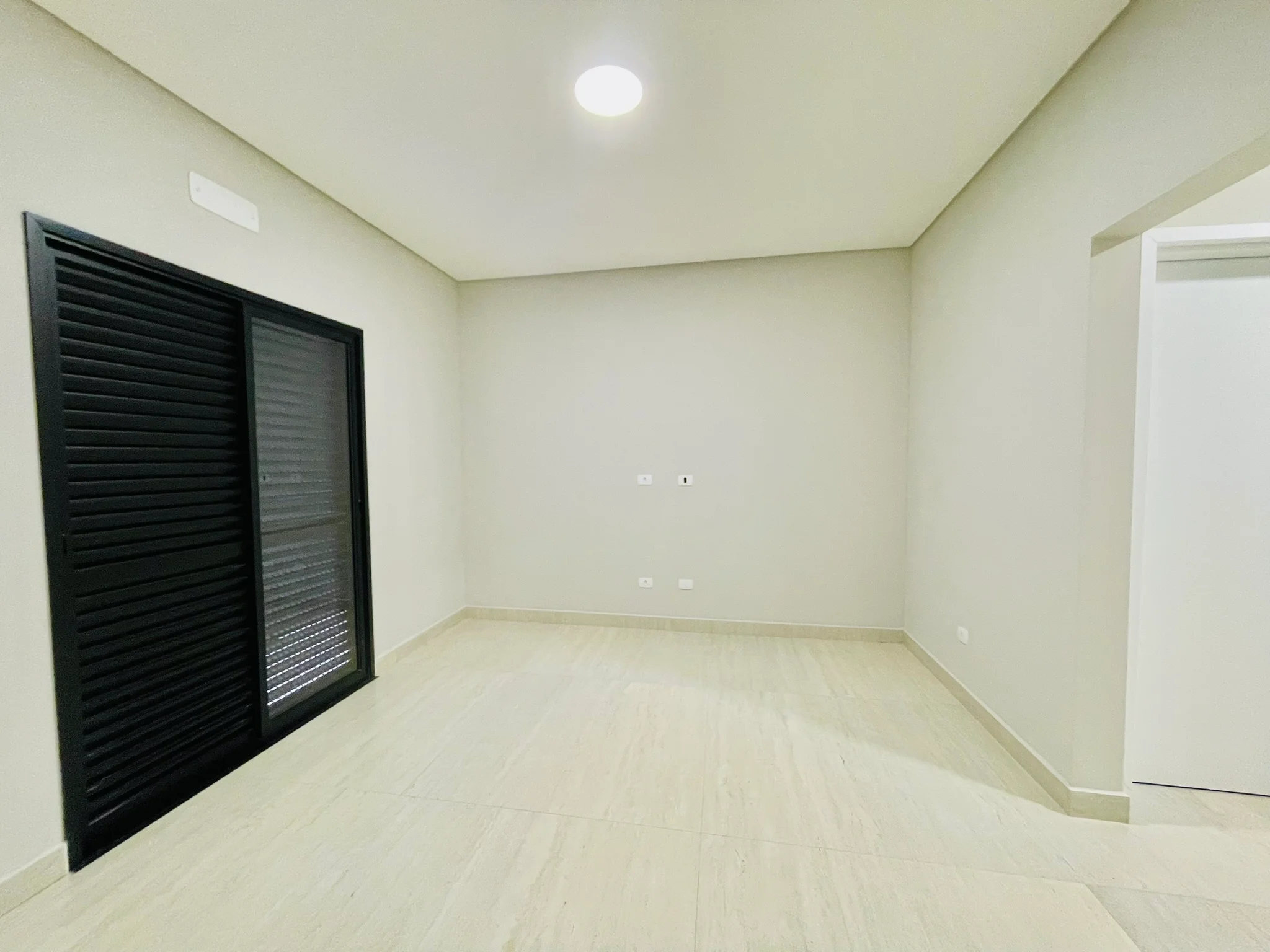 Casa à venda com 3 suítes no Condomínio Ouro Ville em Taubaté/SP. 