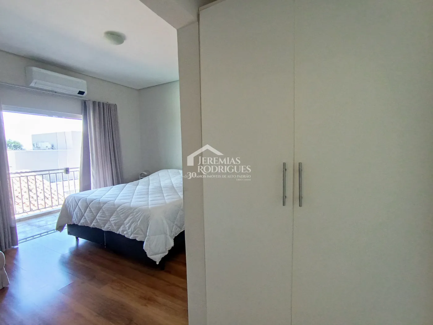 Casa à venda com 3 suítes no Condomínio Reserva dos Lagos em Pindamonhangaba/SP.