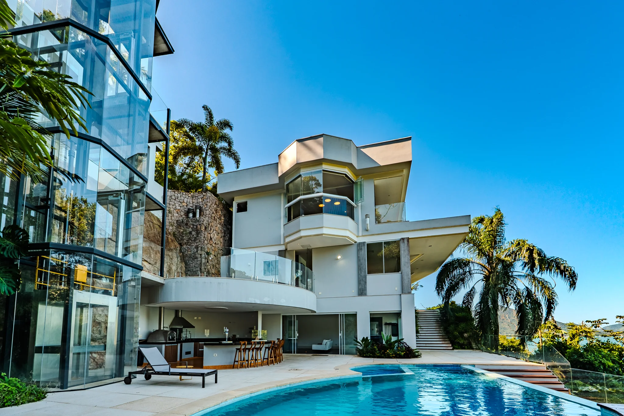 Casa com 4 suítes à venda no Condomínio Fortaleza em Ubatuba/SP.
