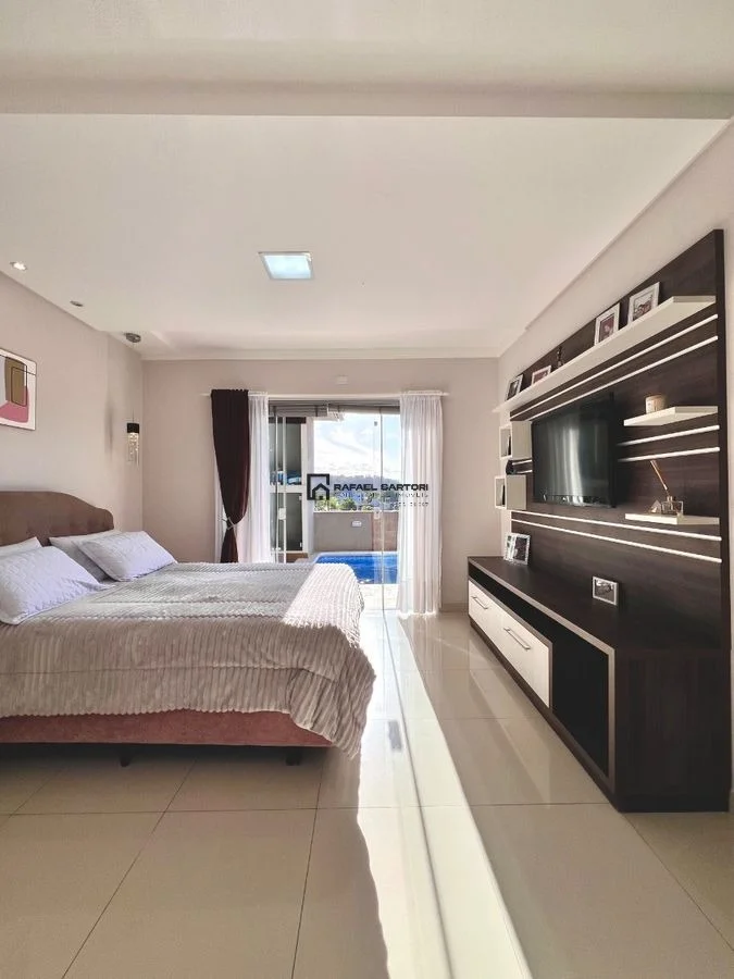 CASA COM PISCINA NO BAIRRO AMIZADE