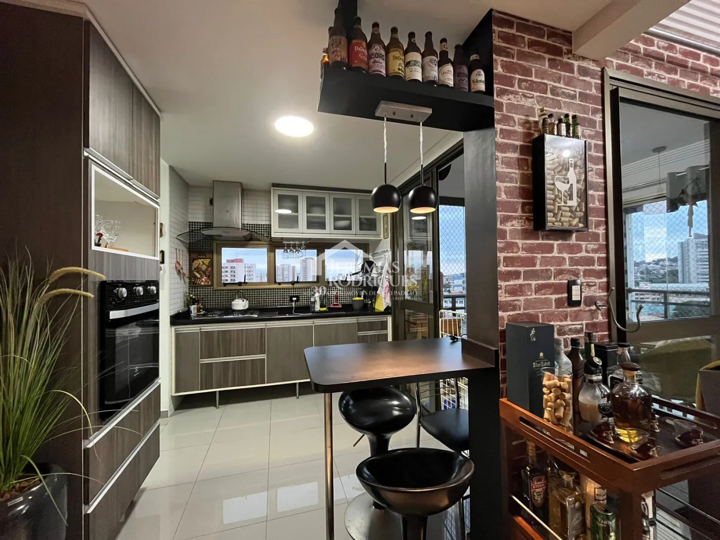 Apartamento duplex à venda com 2 dormitórios, 107 m² no Edifício Jabuticabeiras em Taubaté/SP.