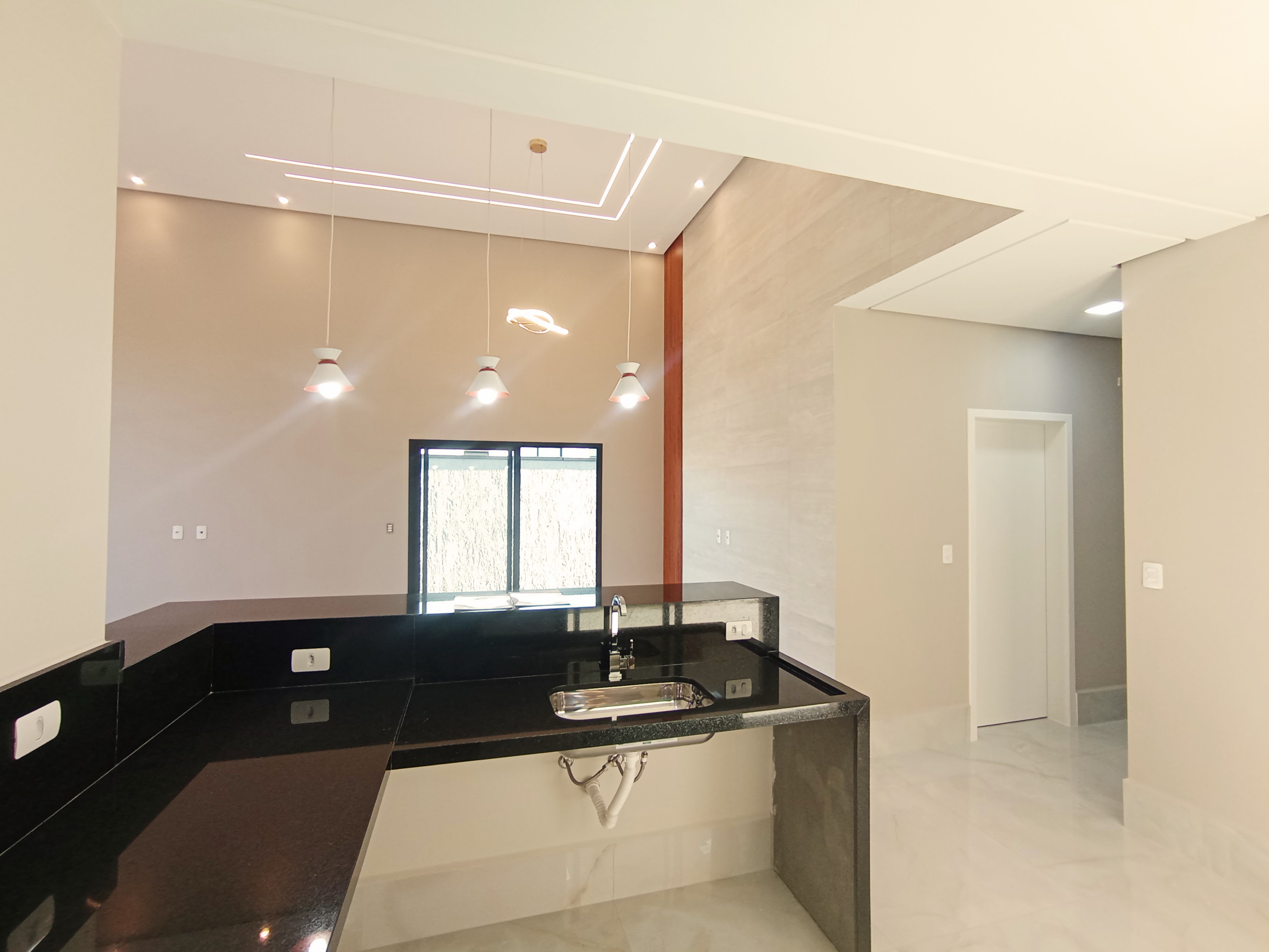 Casa à venda com 3 dormitórios no Condomínio Ouro Ville em Taubaté/SP.