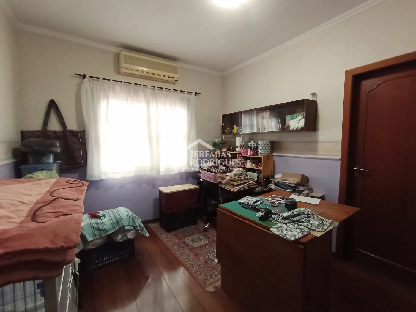 Casa para venda e locação com 3 suítes no bairro Parque das Flores em Taubaté/SP.