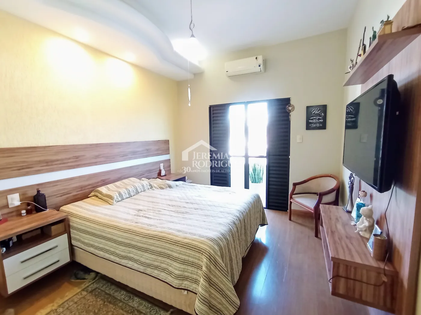 Casa assobradada à venda com 3 suítes no Condomínio Fortaleza em Taubaté/SP.