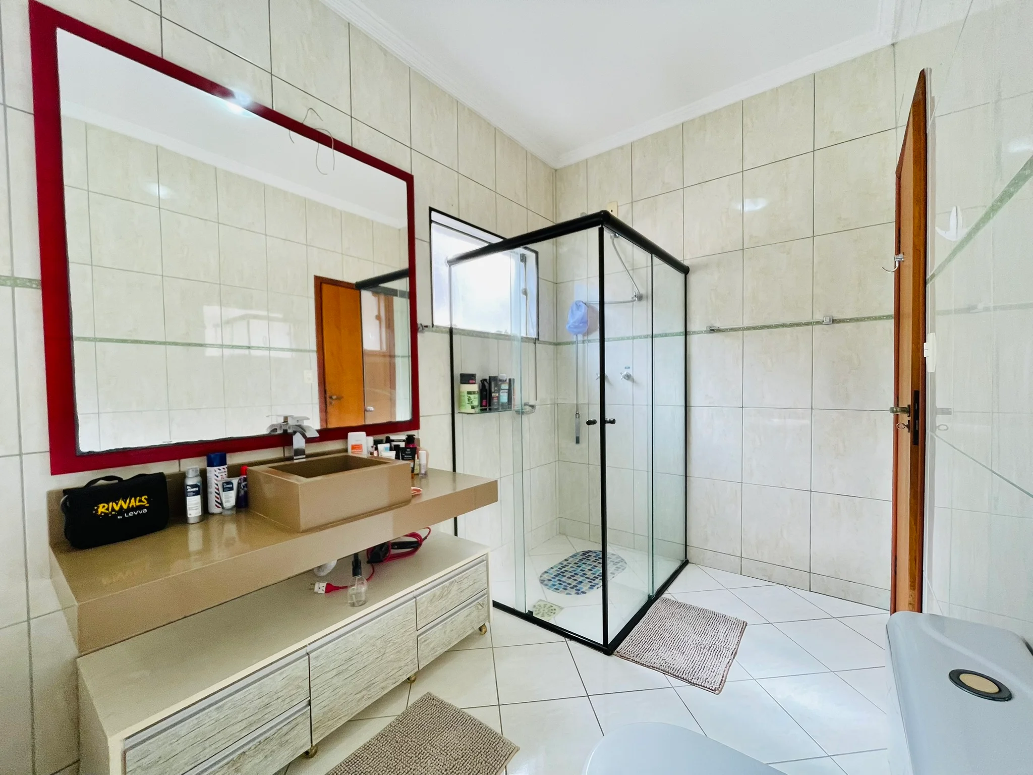 Casa à venda com 4 dormitórios no Condomínio Colonial Village I em Pindamonhangaba/SP. 