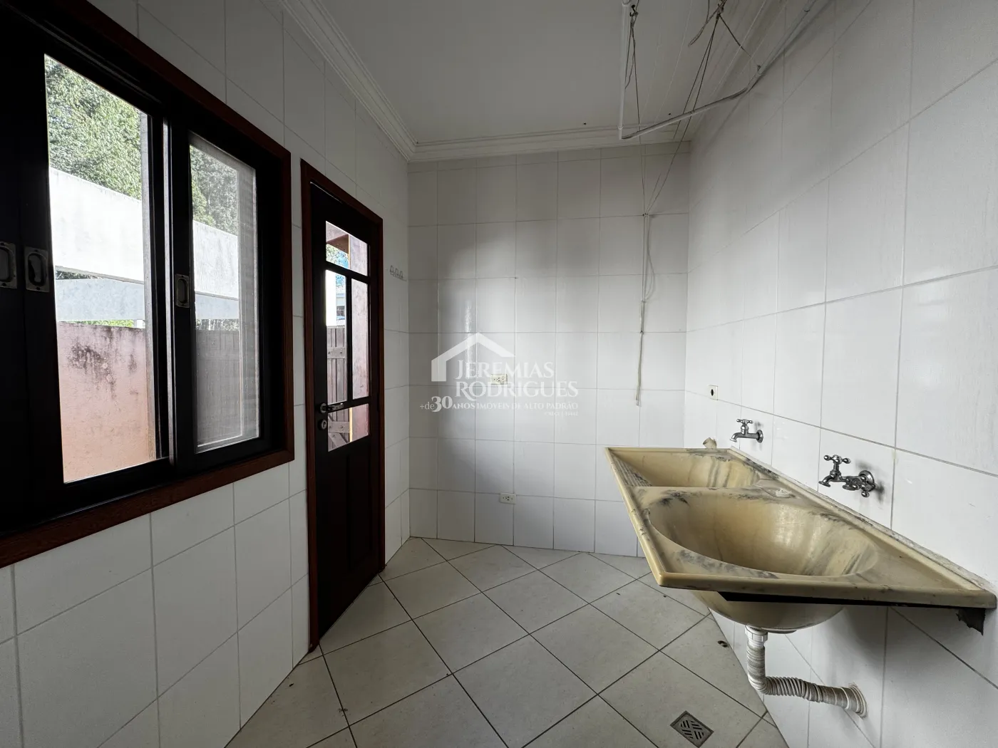 Casa para venda e locação com 4 dormitórios no Condomínio Colonial Village I em Pindamonhangaba/SP