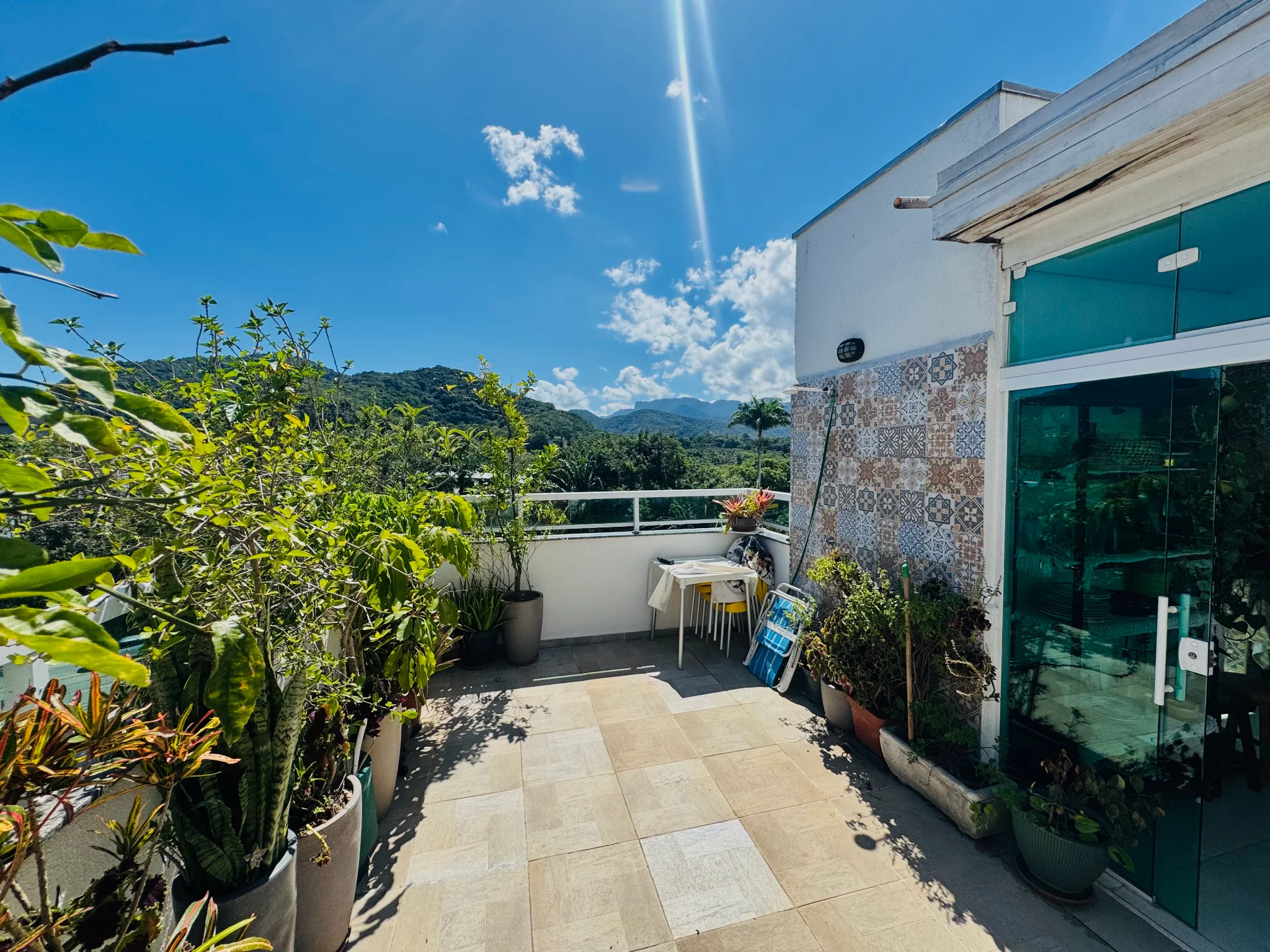 Apartamento à venda com 3 dormitórios no Condomínio Jardim das Palmeiras em Ubatuba/SP. 