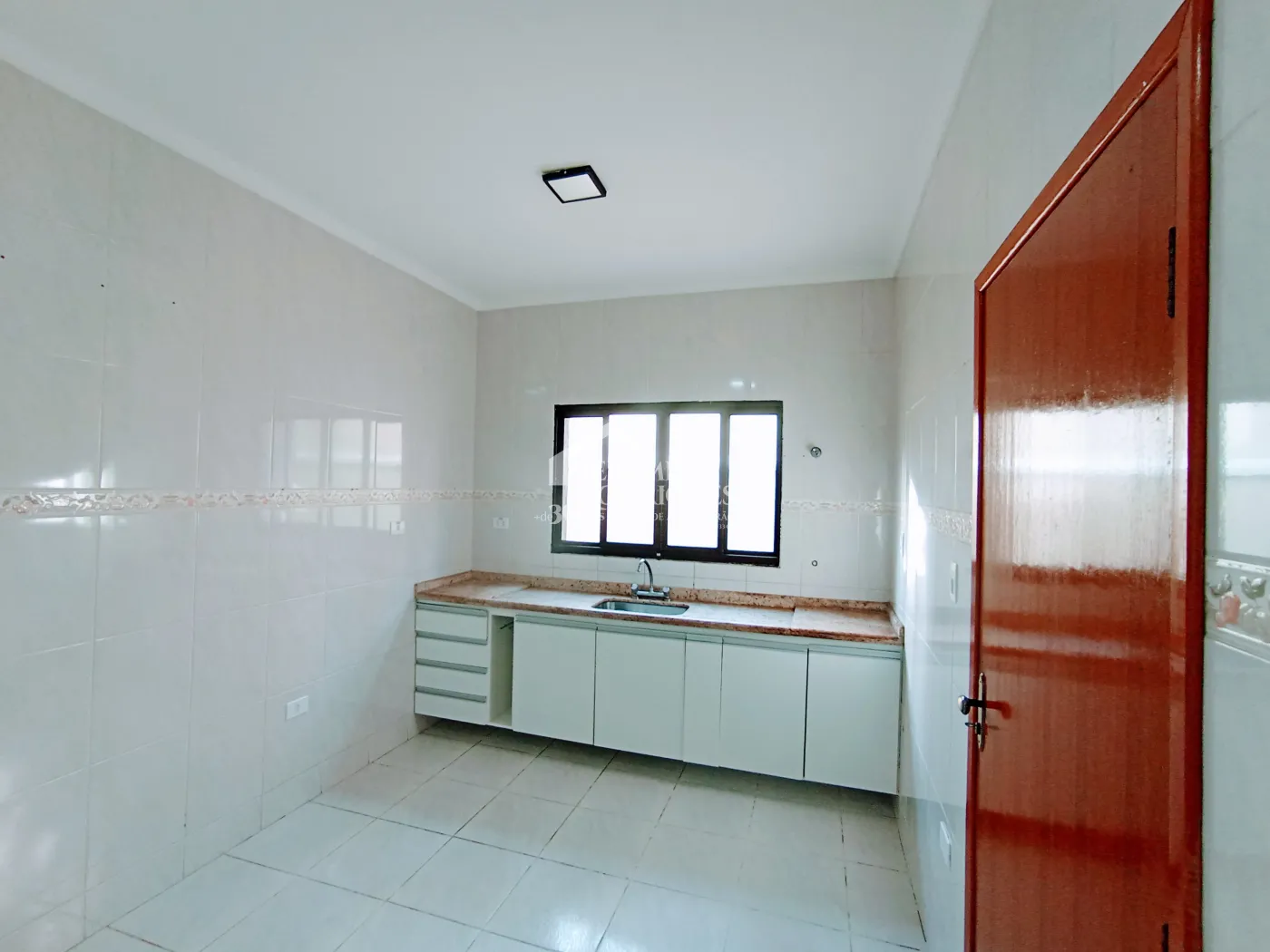 Casa para venda e locação com 4 dormitórios no Condomínio Campos do Conde I em Tremembé/SP