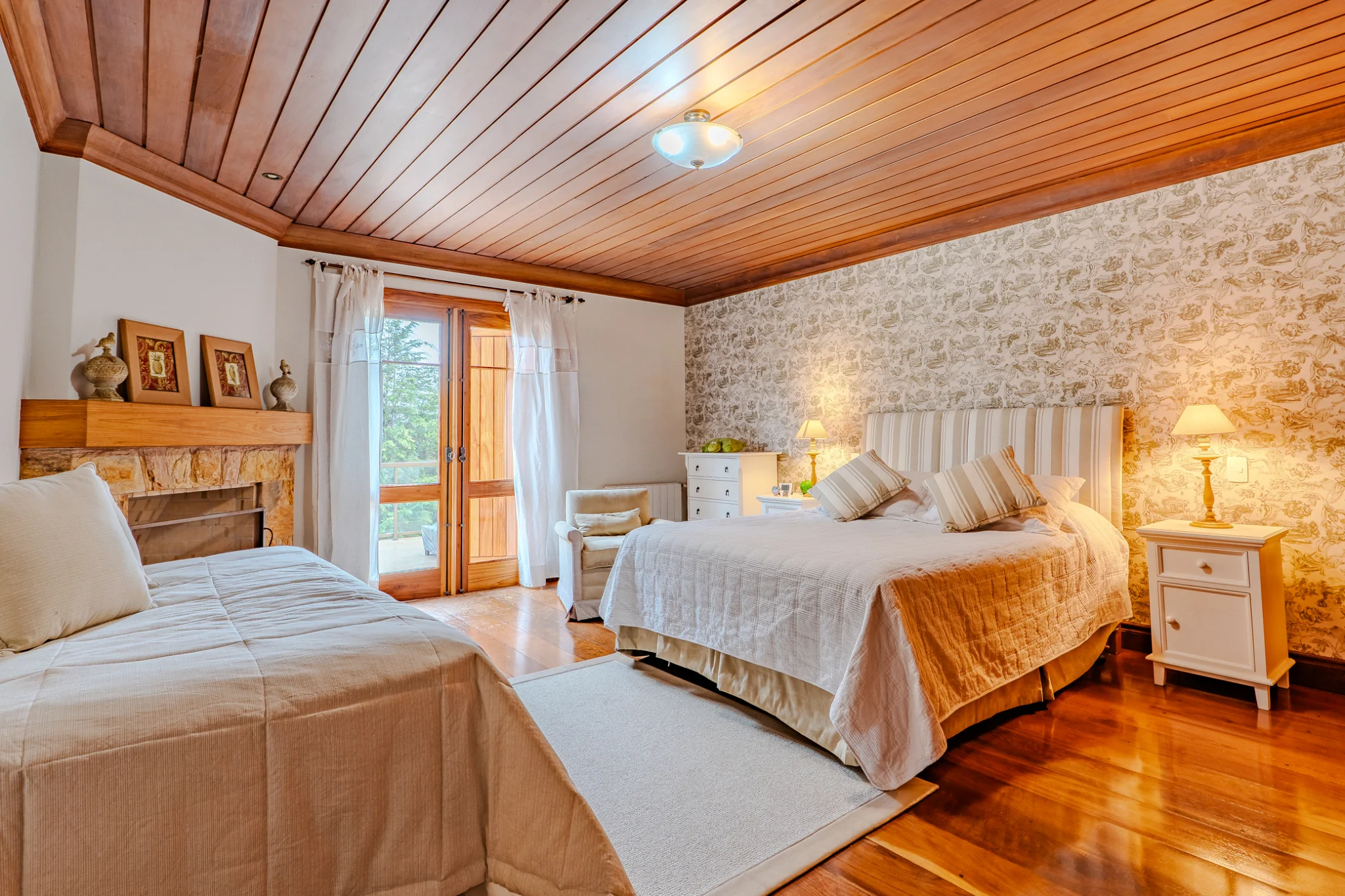 Casa à venda com 7 suítes no Condomínio Vila Simonsen em Campos do Jordão/SP. 