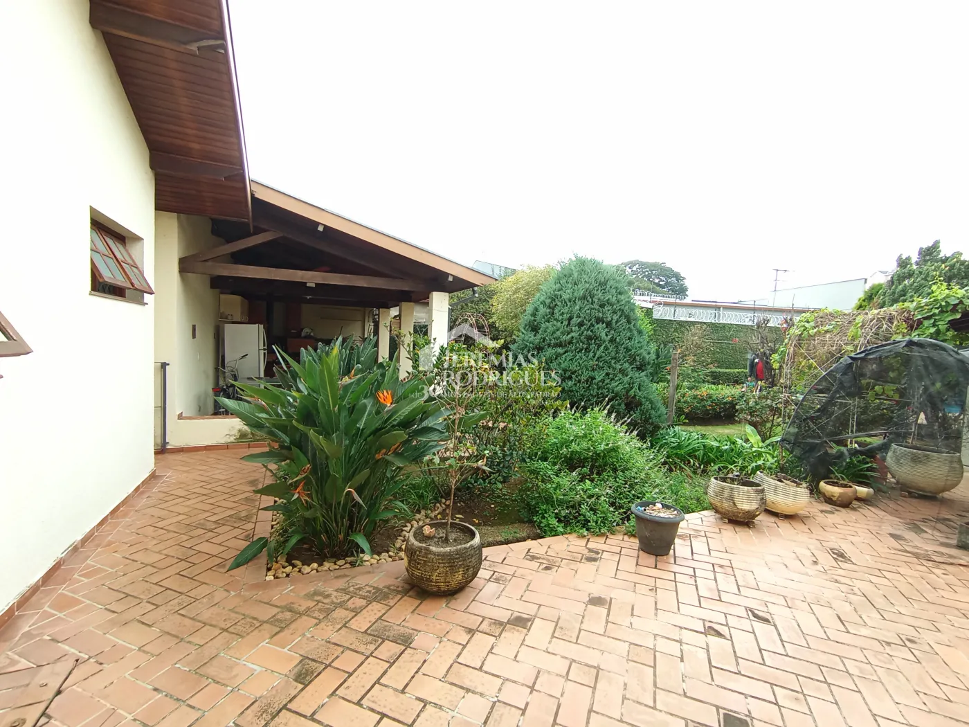 Casa para venda e locação com 3 suítes no bairro Parque das Flores em Taubaté/SP.