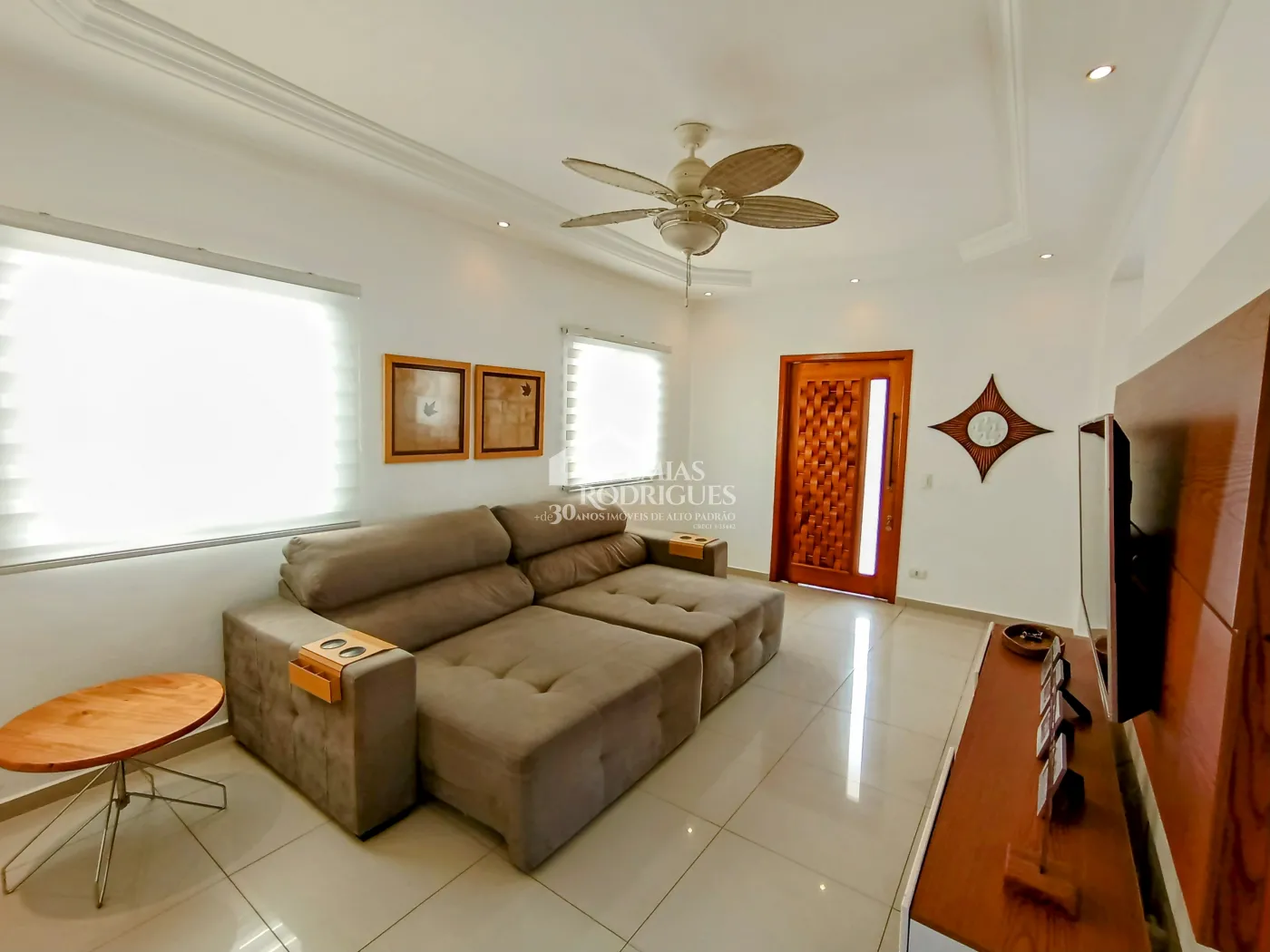 Casa assobradada com 3 suítes - Condomínio Jardim Oásis - Taubaté/SP.
