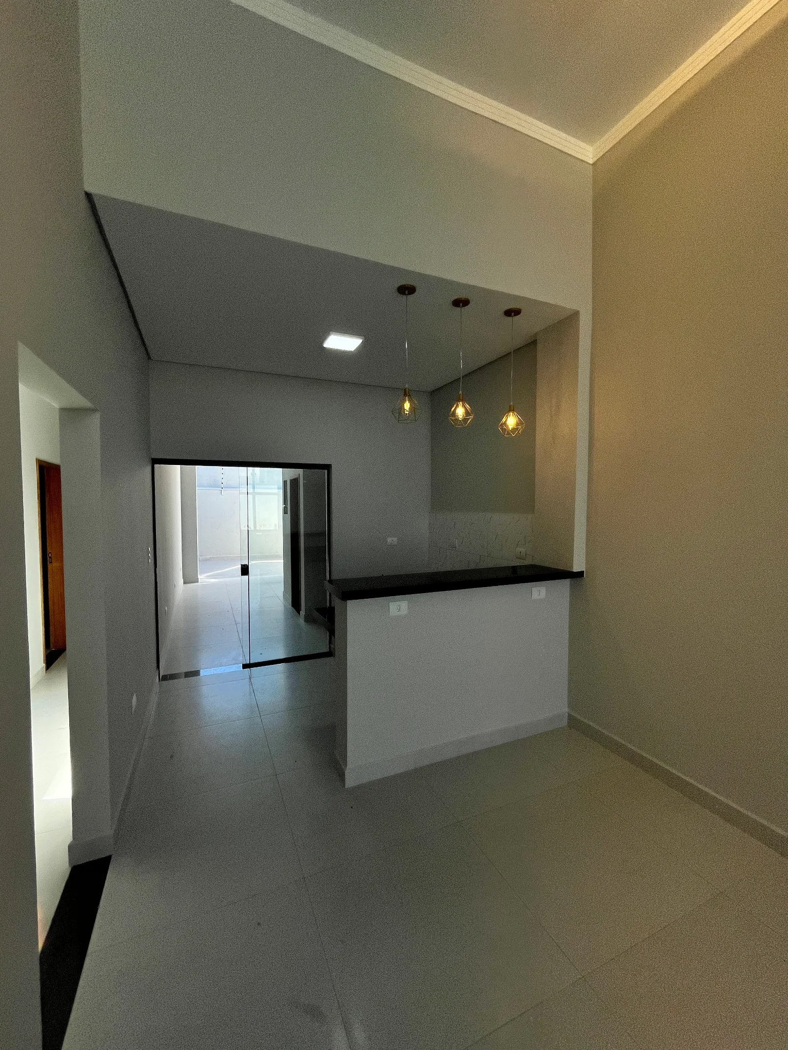 Casa com área gourmet e segurança completa à venda no Parque das Palmeiras – Pindamonhangaba/SP
