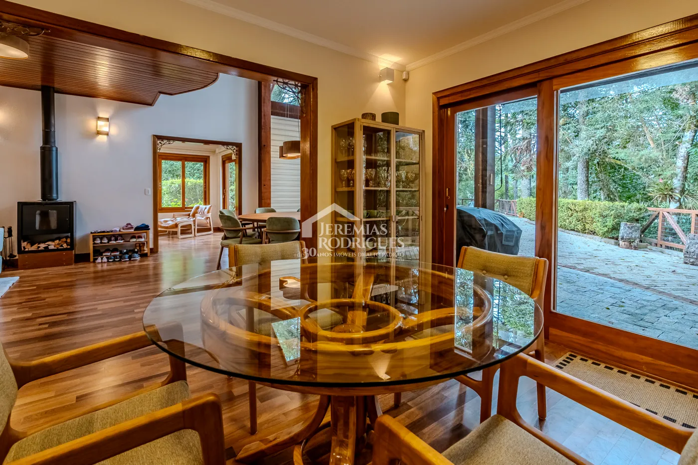 Casa à venda com 3 suítes no Condomínio Reserva Figueiredo em Campos do Jordão/SP.