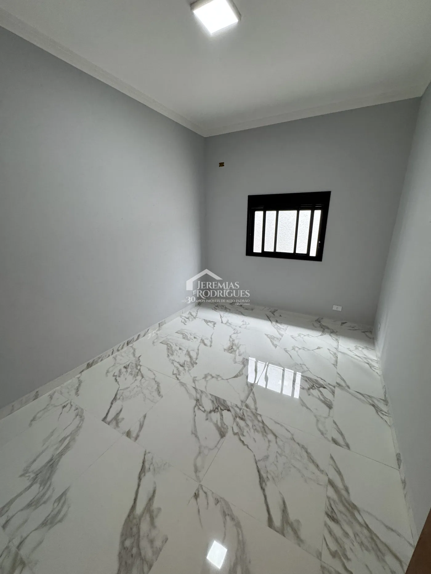 Casa à venda com 3 dormitórios no Condomínio Residencial Laguna em Pindamonhangaba/SP.