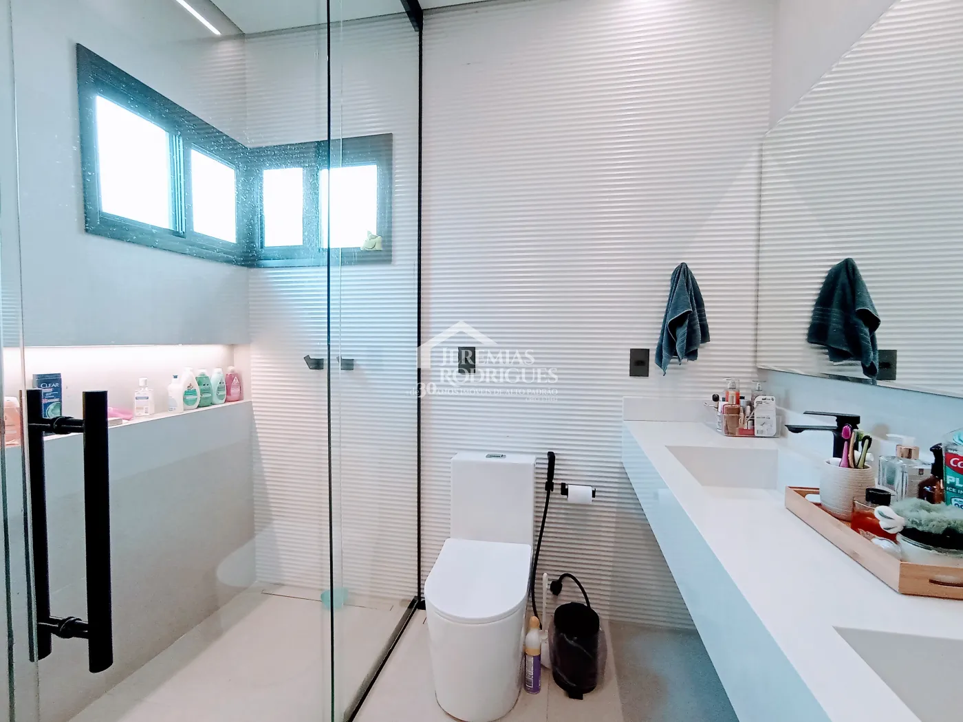 Casa à venda com 5 dormitórios no Condomínio Reserva dos Lagos em Pindamonhangaba/SP.