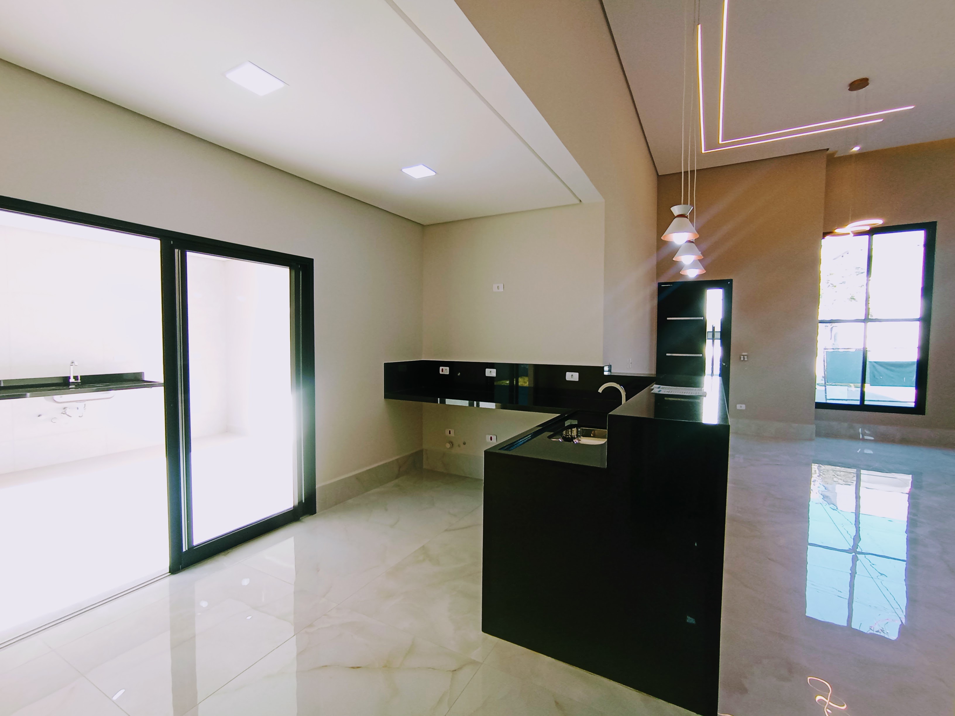 Casa à venda com 3 dormitórios no Condomínio Ouro Ville em Taubaté/SP.