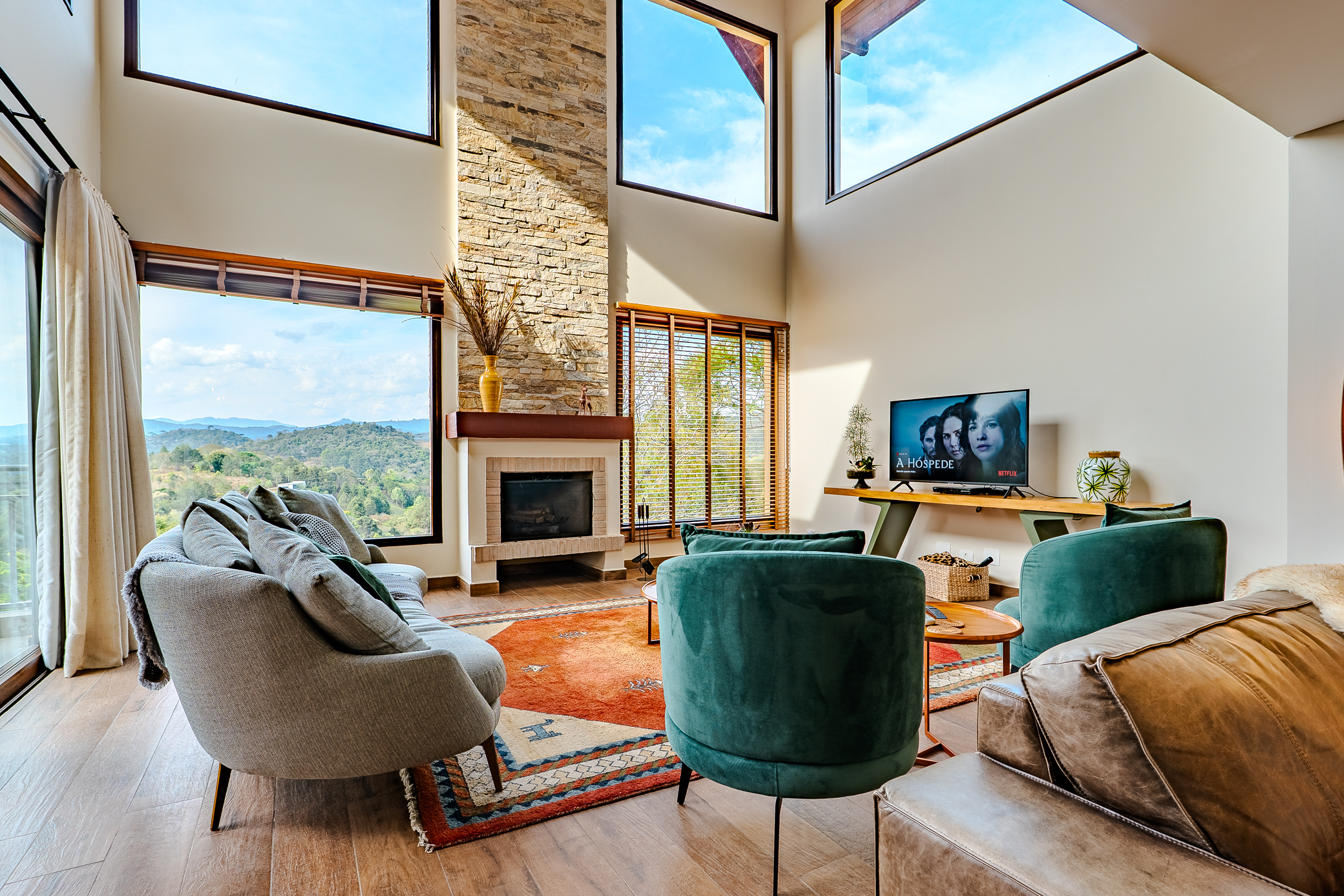 Casa à venda com com 5 suítes no Condomínio Country Club em Santo Antônio do Pinhal/SP. 