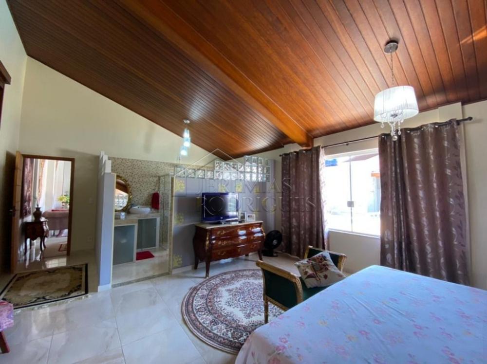 Casa à venda com 2 suítes no bairro do Bonfim em Taubaté/SP.