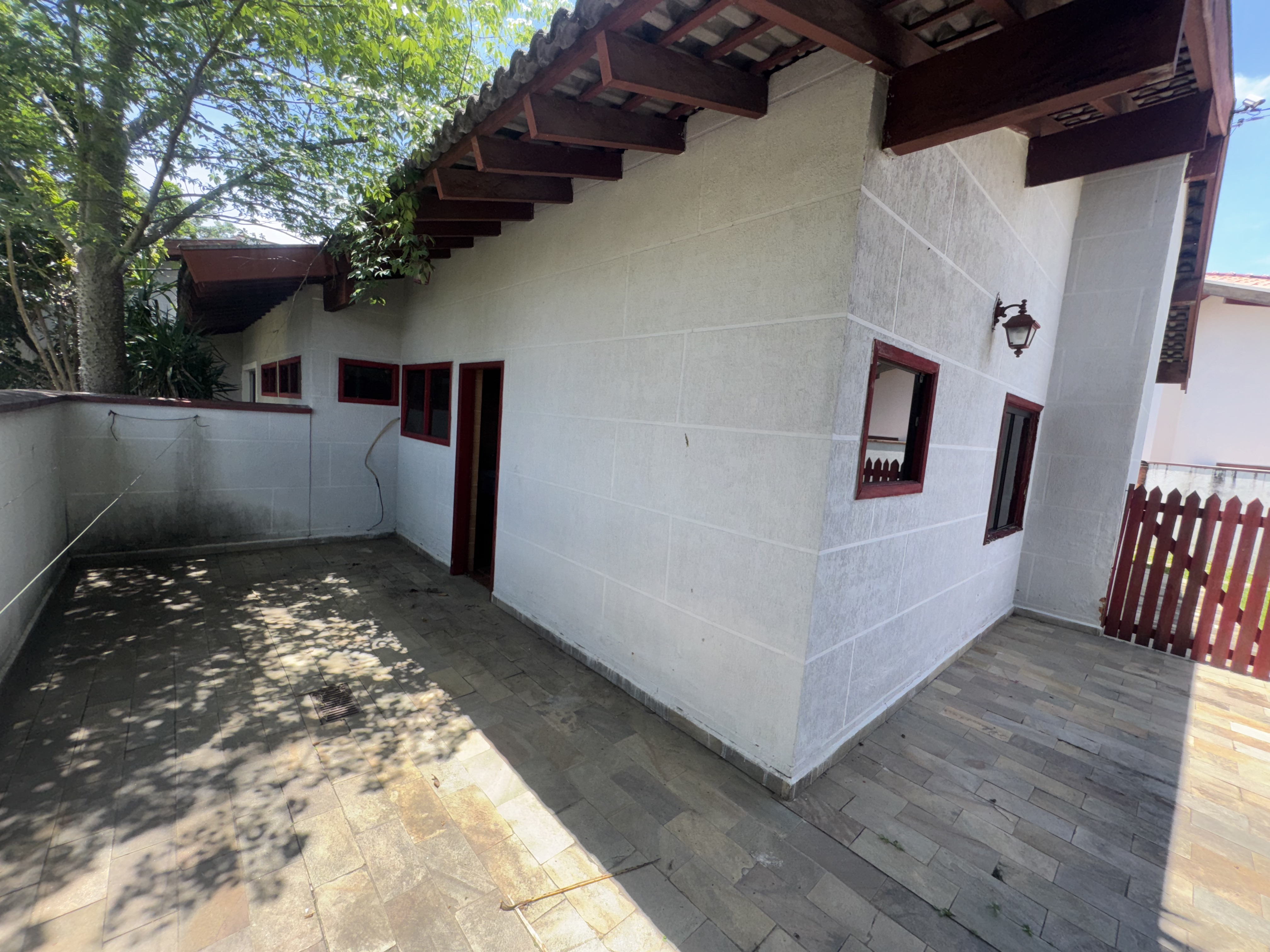 Casa à venda com 5 dormitórios no Condomínio Village Paineiras em Pindamonhangaba/SP.