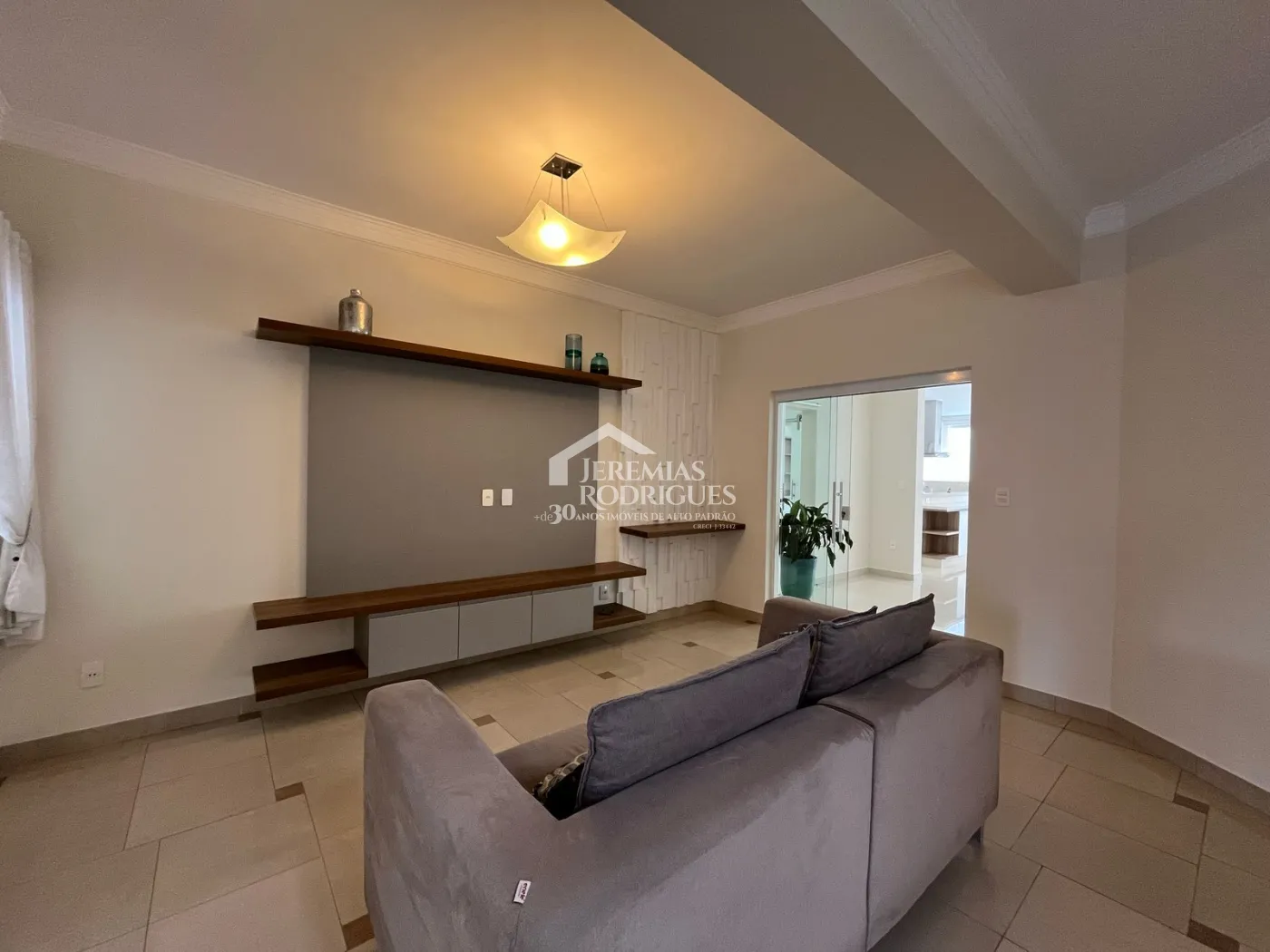 Casa à venda com 4 suítes no Condomínio Taubaté Village em Taubaté/SP.