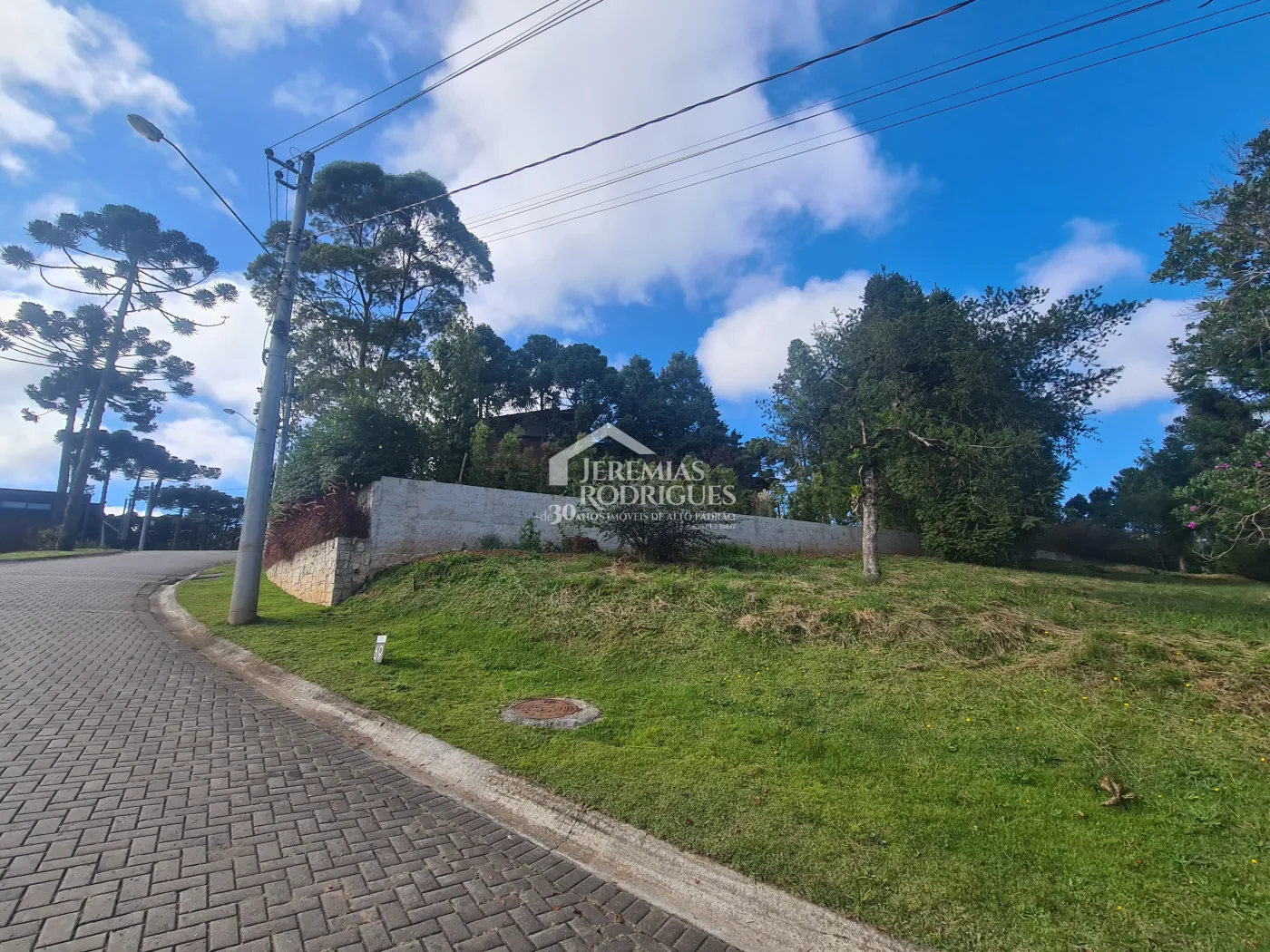 Terreno à venda com 1.091,98 m² no Condomínio Reserva Figueiredo em Campos do Jordão/SP
