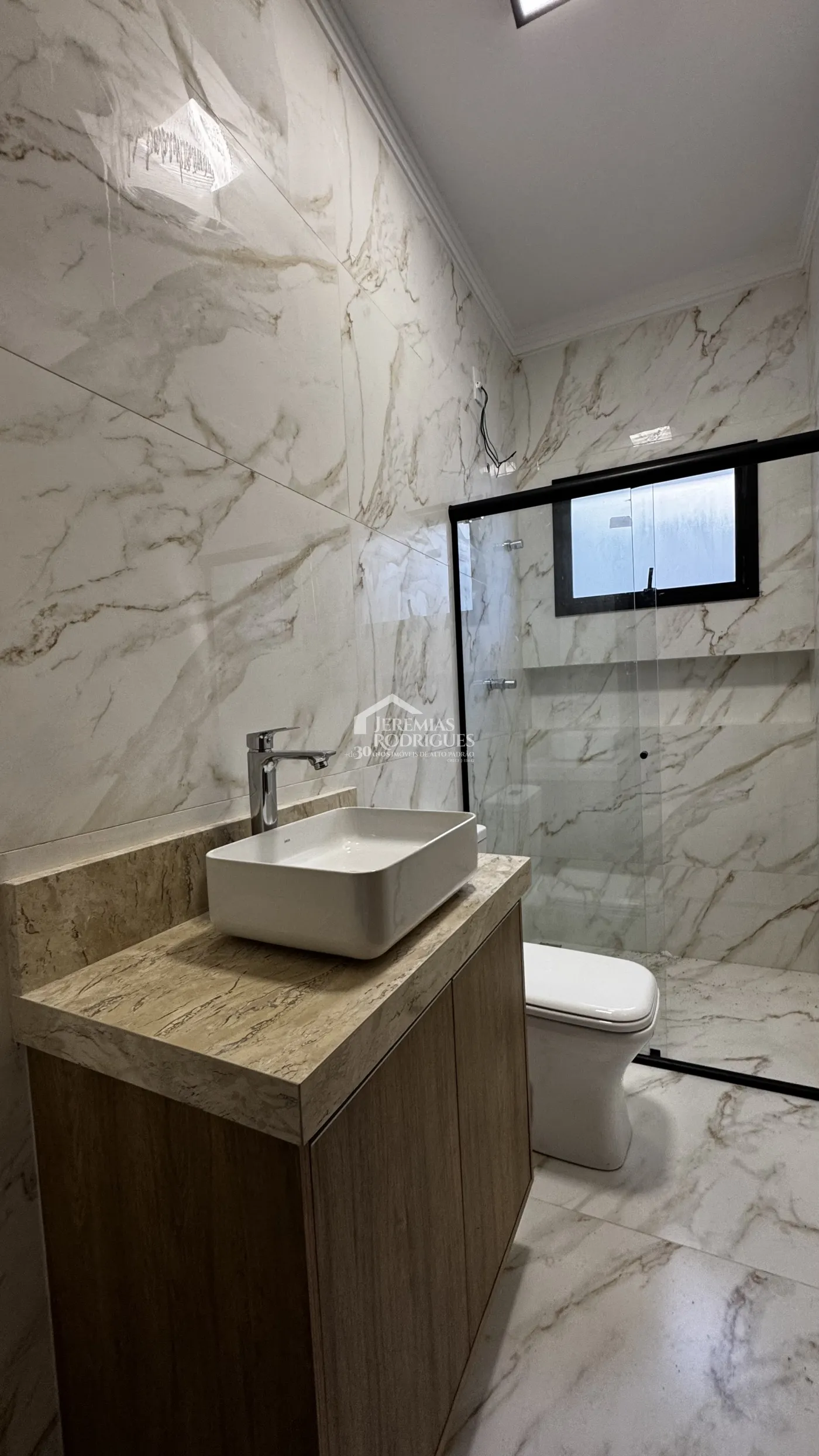 Casa à venda com 3 suítes no Condomínio Reserva dos Lagos em Pindamonhangaba/SP.