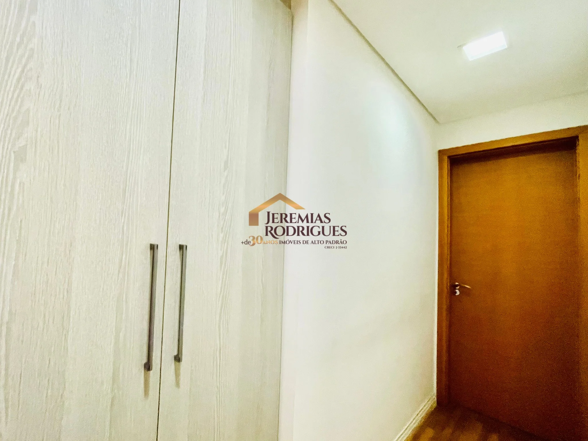Apartamento Mobiliado para locação e venda no Condomínio Des Arts em Taubaté/SP.