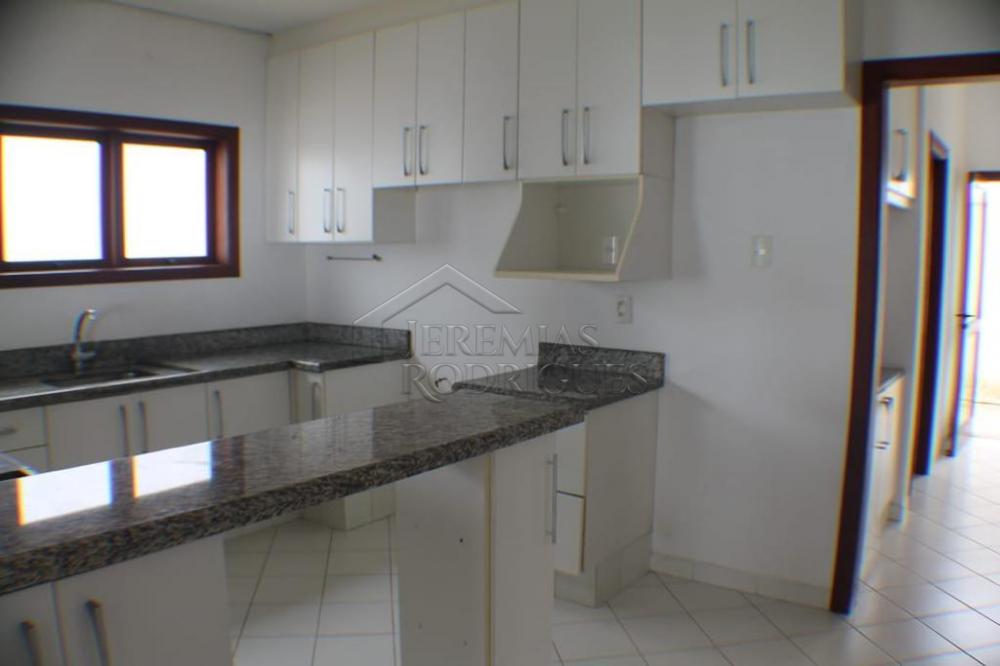 Casa para venda e locação com 4 dormitórios no Condomínio Real Ville em Pindamonhangaba/SP.