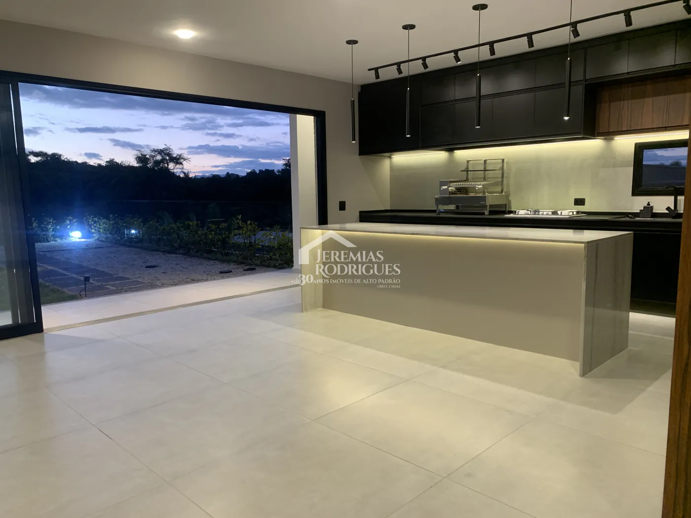 Casa à venda com 4 suítes no Condomínio Altos do Cataguá em Taubaté/SP