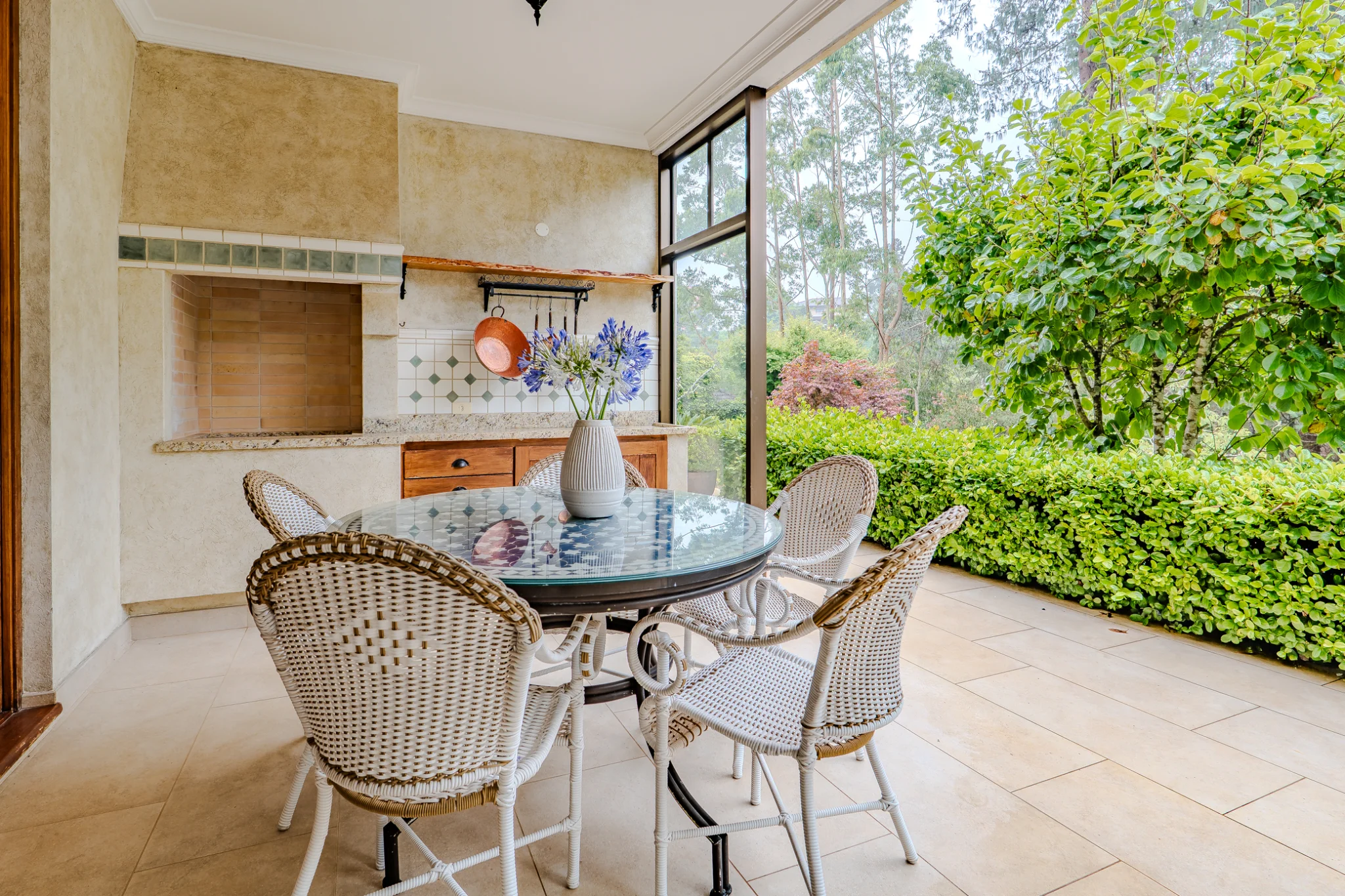 Casa à venda com 7 suítes no Condomínio Vila Simonsen em Campos do Jordão/SP. 