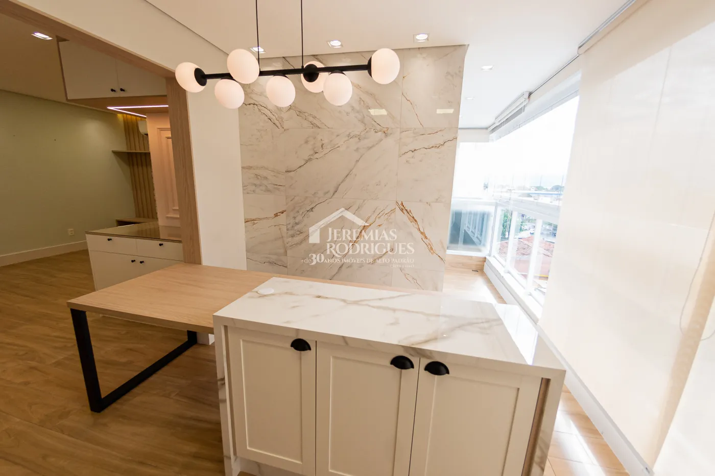 Apartamento à venda com 3 dormitórios, 98 m² no Edifício Bauhaus em Pindamonhangaba/SP.