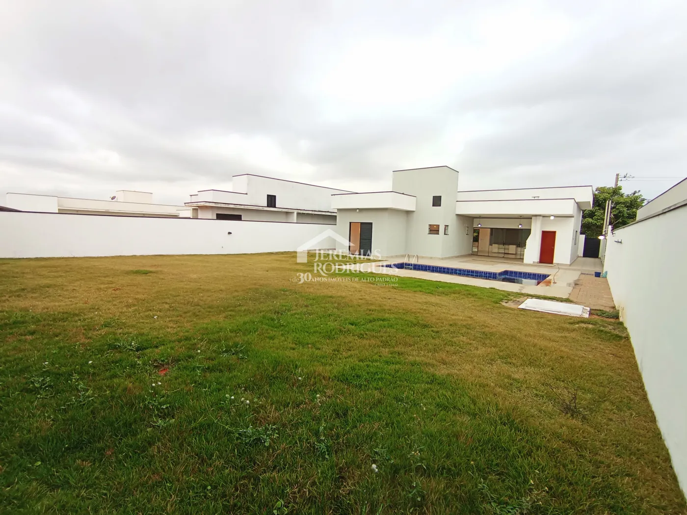 Casa para venda e locação com 3 dormitórios, no Condomínio Colonial Village II em Pindamonhangaba/SP