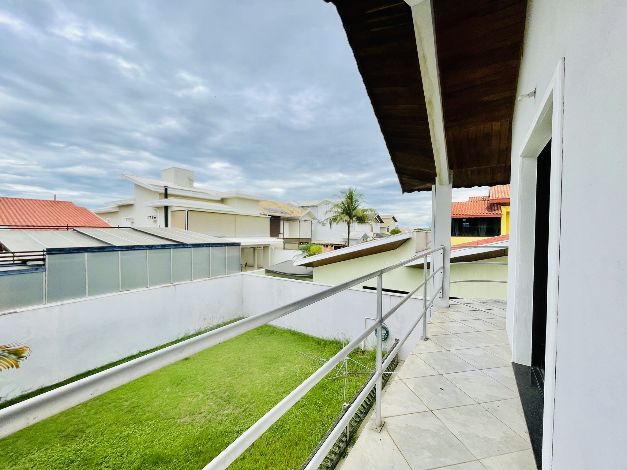 Casa à venda com 4 dormitórios no Condomínio Jardim das Hortênsias em Taubaté/SP.