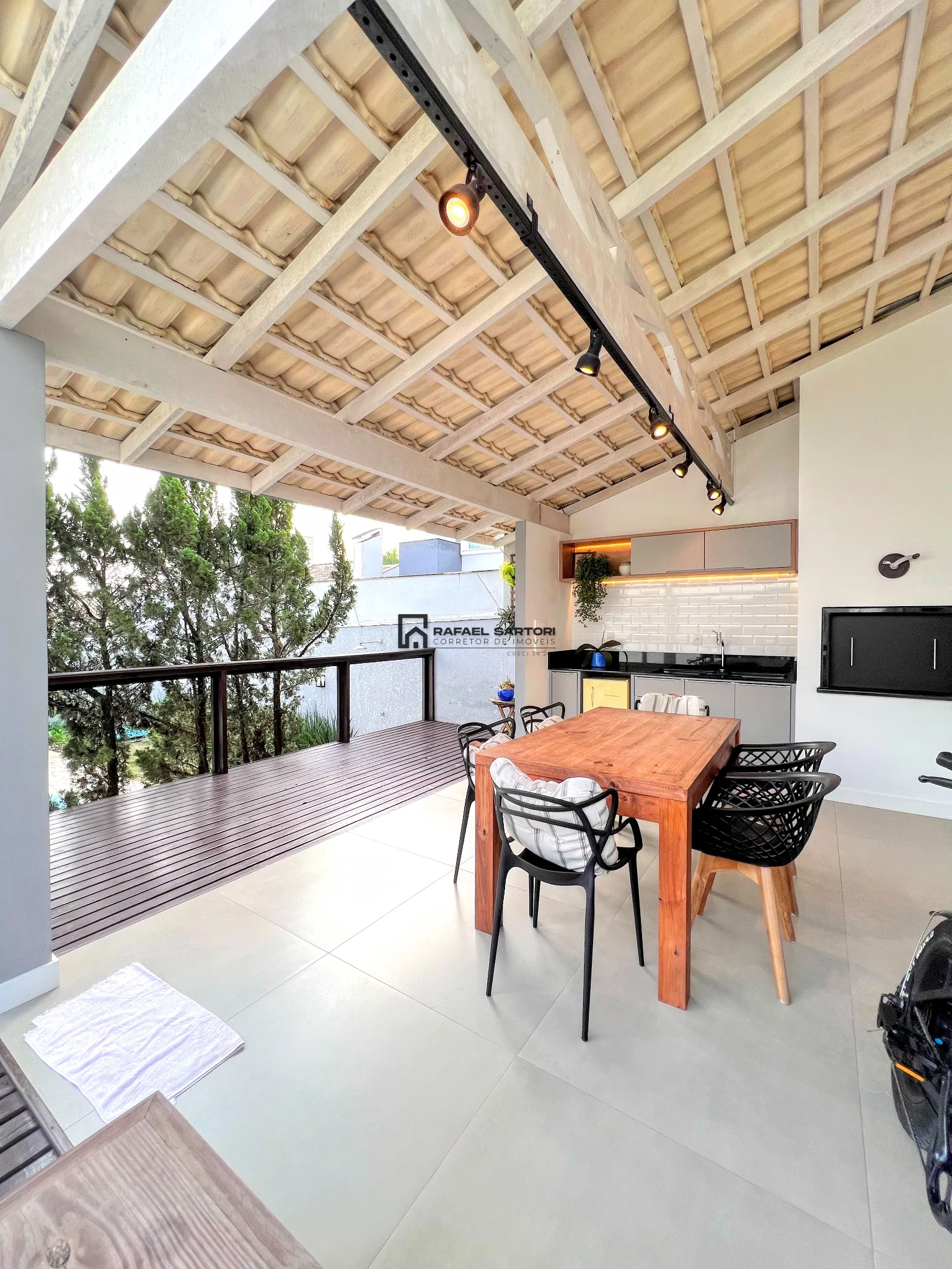 CASA COM 03 QUARTOS NO AMIZADE
