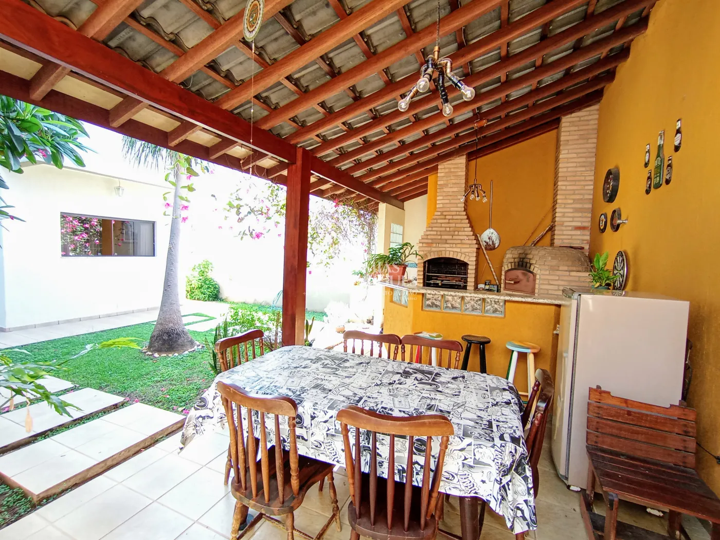 Casa assobradada à venda com 3 suítes no Condomínio Fortaleza em Taubaté/SP.