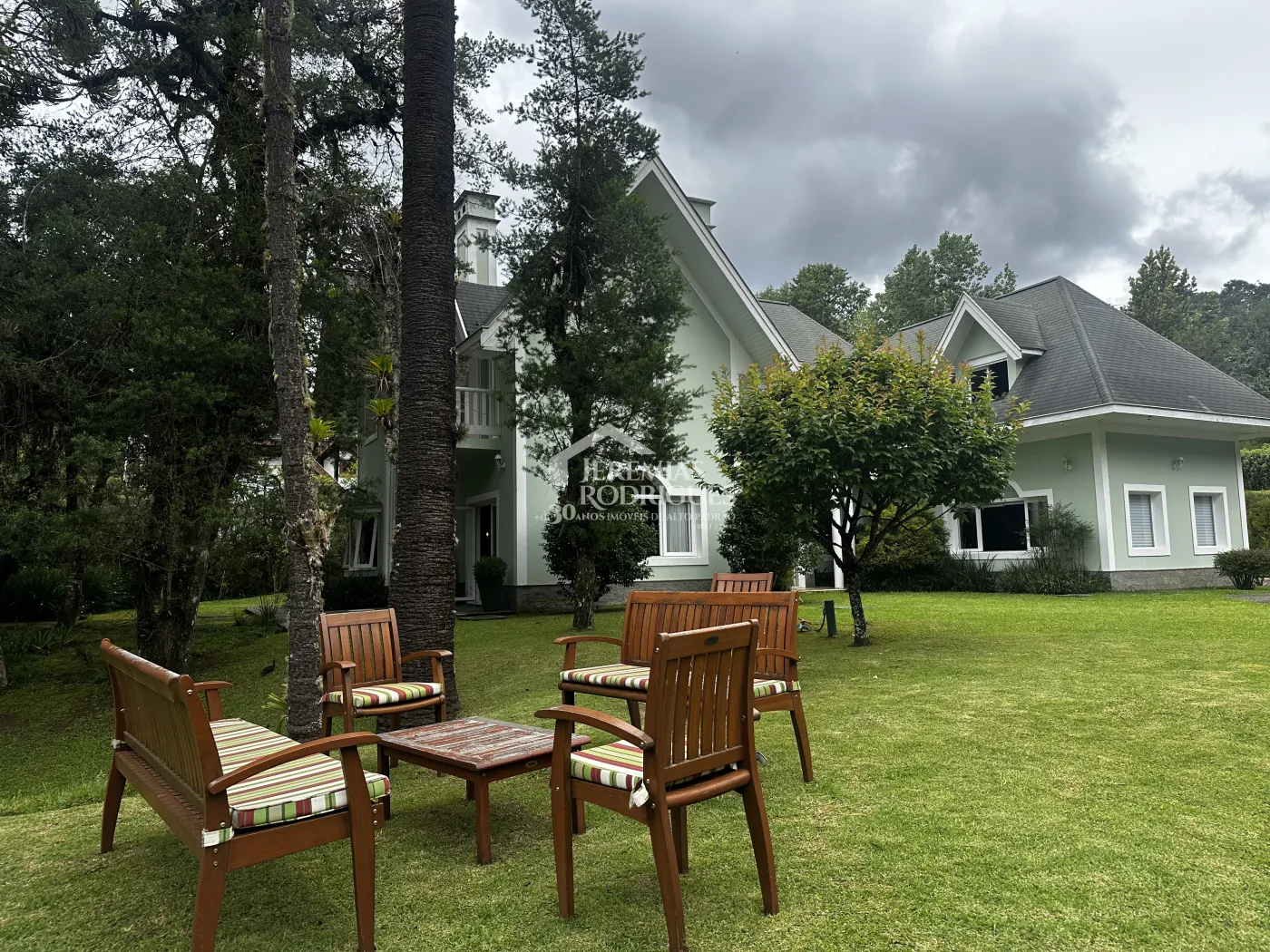 Casa à venda no Condomínio Vila Simonsen em Campos do Jordão/SP