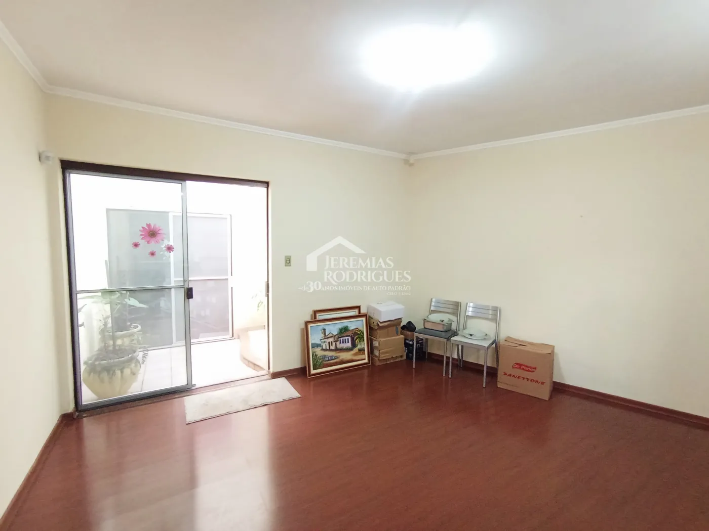 Casa para venda e locação com 3 suítes no bairro Parque das Flores em Taubaté/SP.