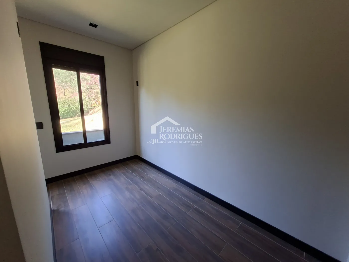 Casa à venda com 4 dormitórios, no Condomínio Parque da Mantiqueira em Santo Antônio do Pinhal/SP.