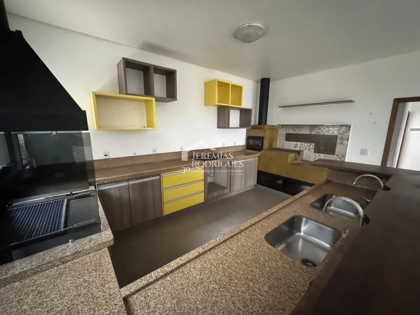 Casa para venda e locação com 4 suítes no Condomínio Village Splendore em Pindamonhangaba/SP.