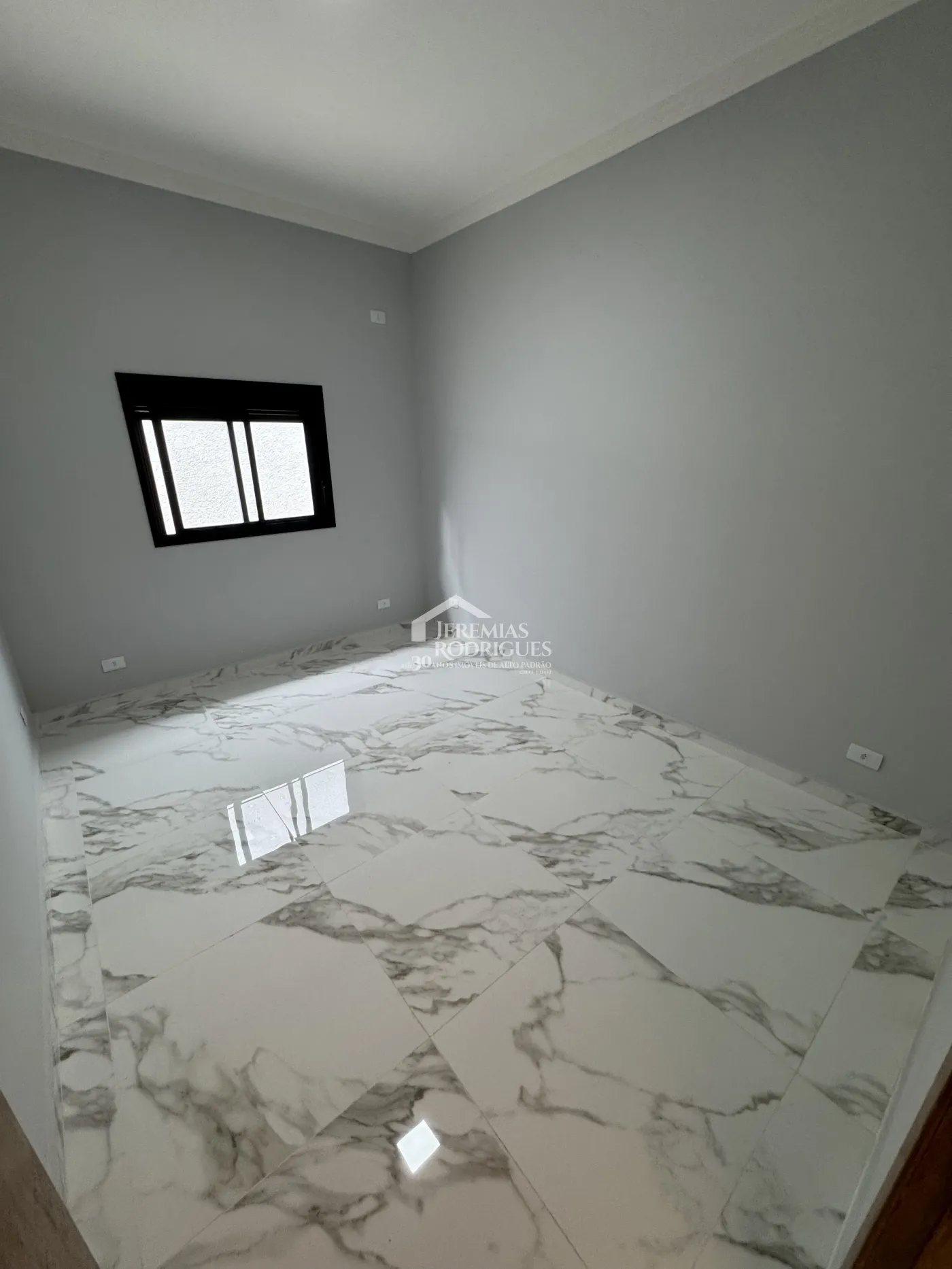 Casa à venda com 3 dormitórios no Condomínio Residencial Laguna em Pindamonhangaba/SP.