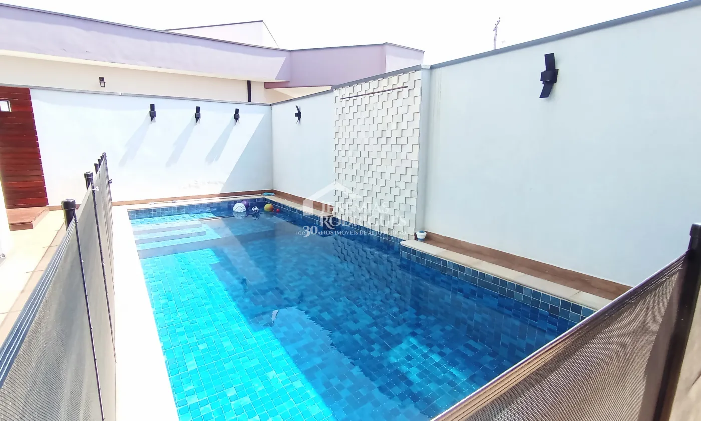 Casa à venda com 3 dormitórios no Condomínio Tecoara em Taubaté/SP.