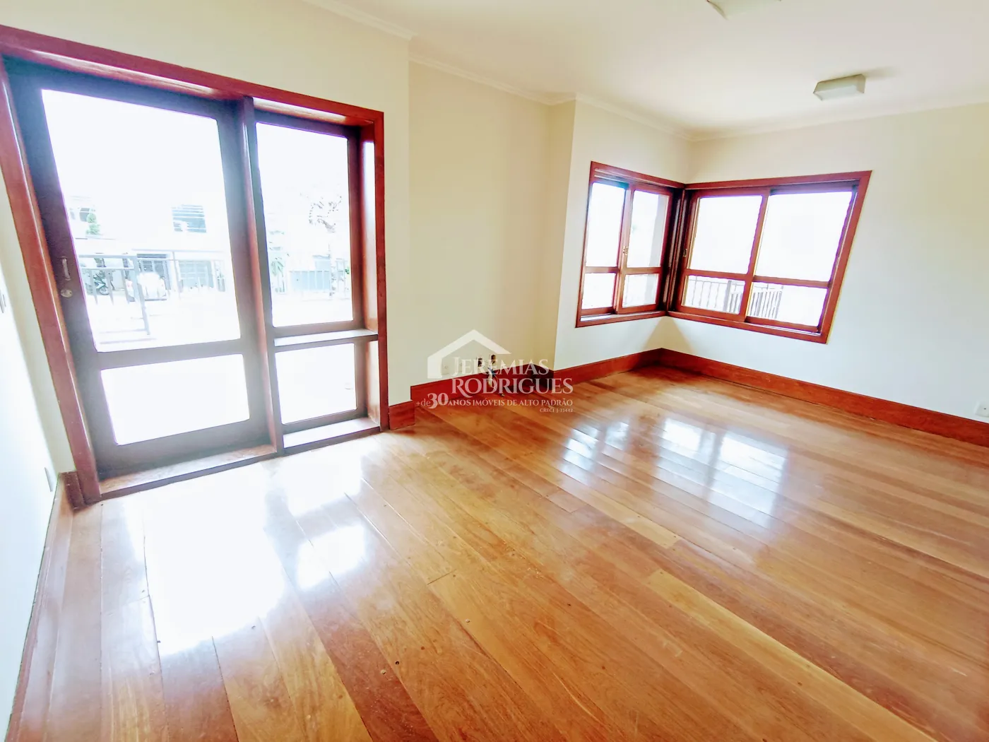 Casa à venda e locação com 4 suítes no Condomínio Colonial Village I em Pindamonhangaba/SP.