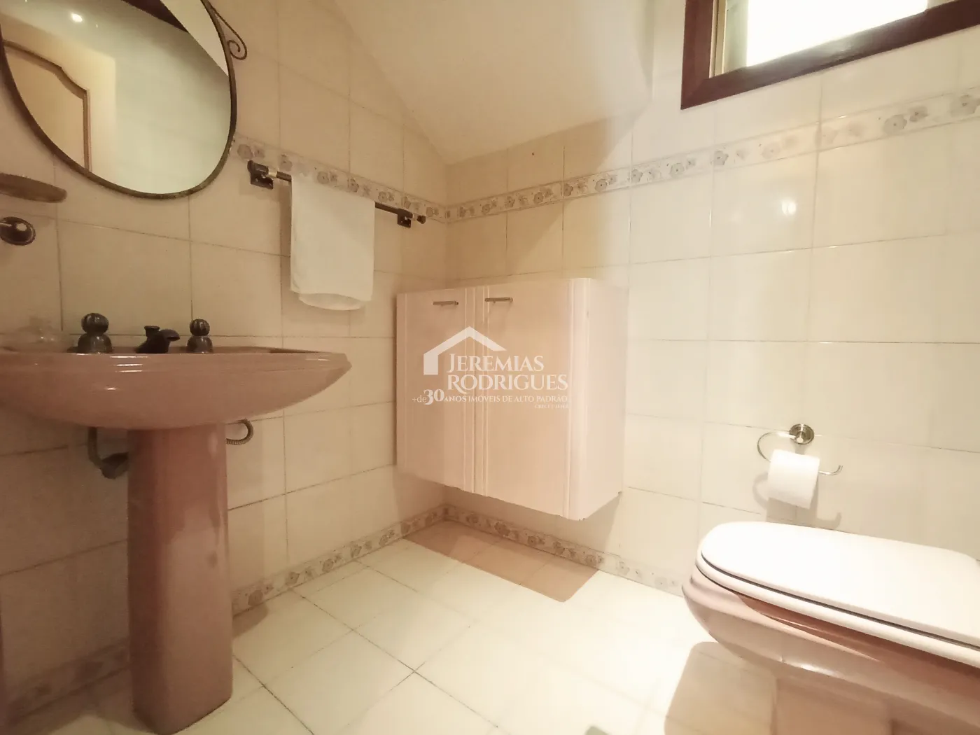 Casa para venda e locação com 3 suítes no bairro Parque das Flores em Taubaté/SP.