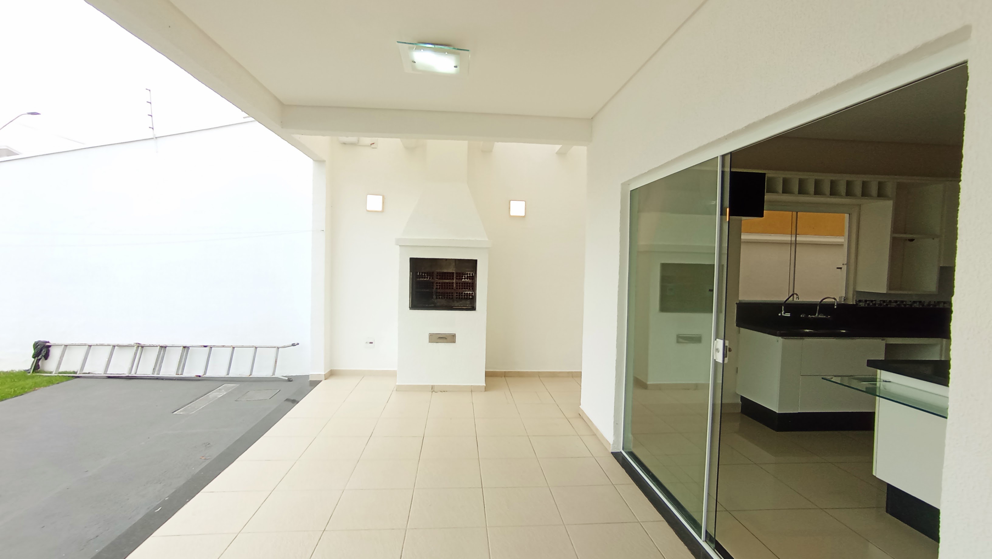 Casa para locação com 3 suítes no Condomínio Campos do Conde II - Chambord em Tremembé/SP.