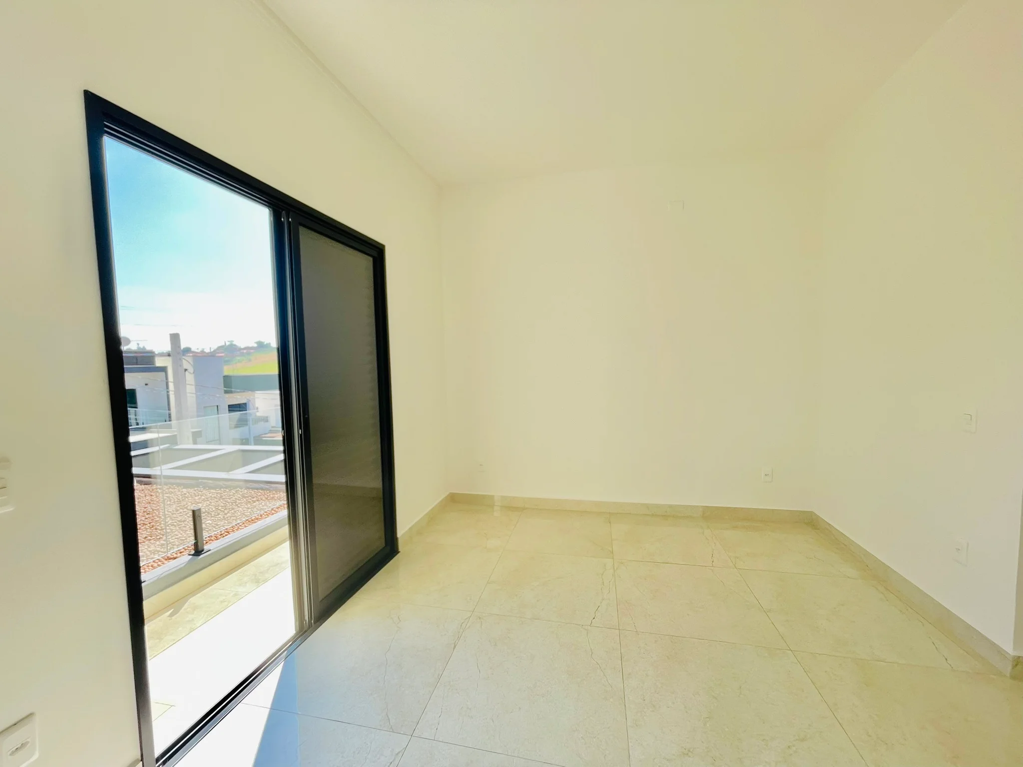 Casa com 3 dormitórios à venda no Condomínio Recanto Tropical em Taubaté/SP.